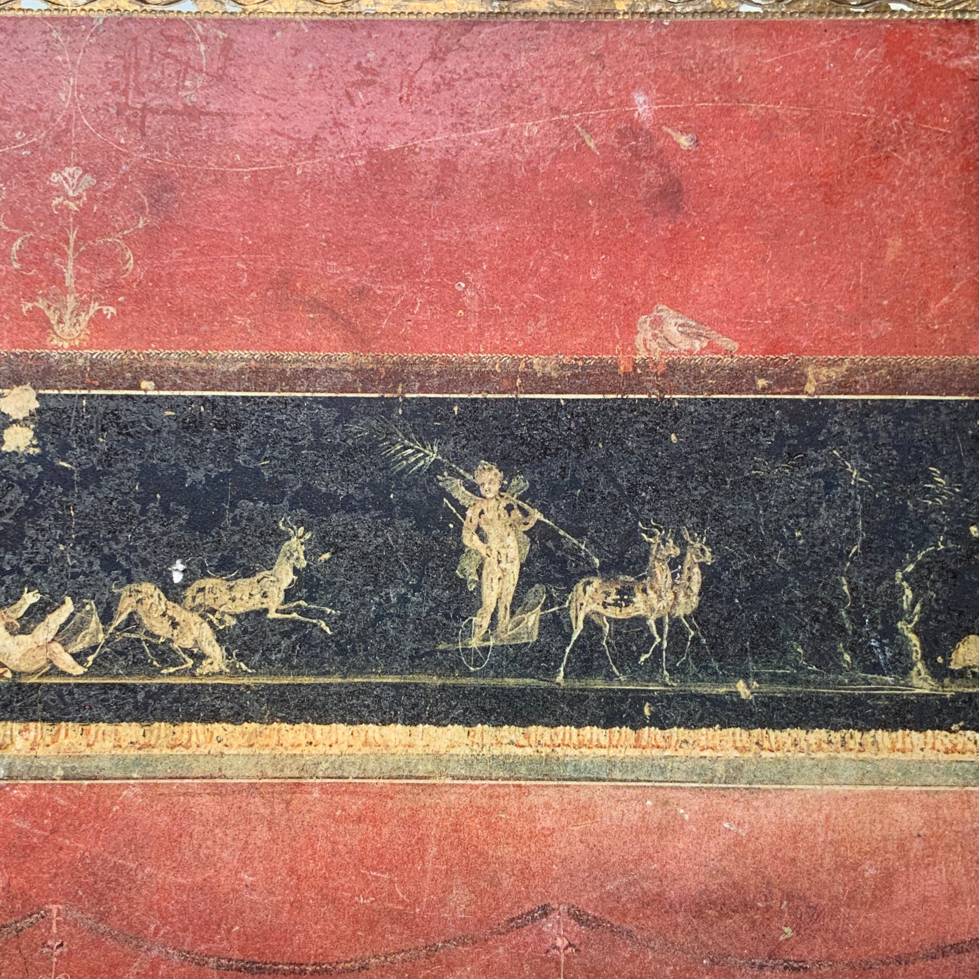 A Florentine tray inspired by the famous fresco from the House of the Vetti. ポンペイ遺跡の中でも特に知られる「ヴェッティ家」の壁画《キューピッドの作業場》をモチーフにした、非常に希少なフロレンティントレイです。