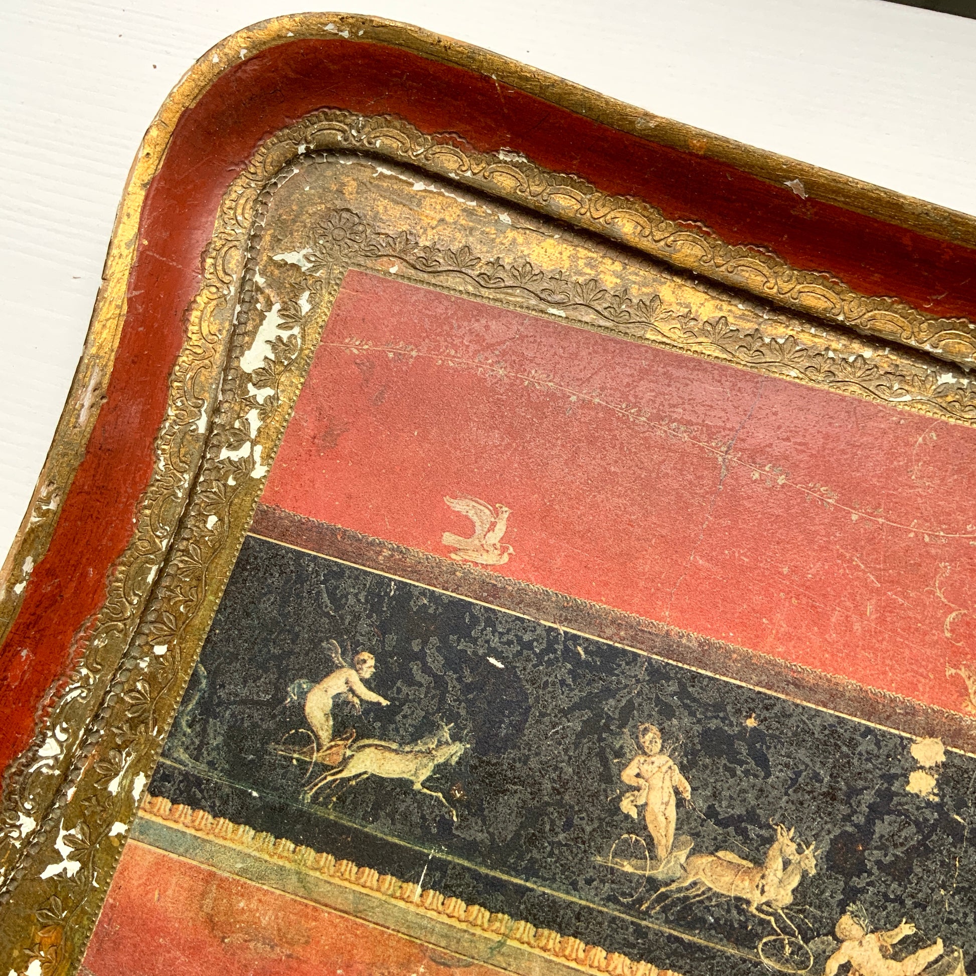 A Florentine tray inspired by the famous fresco from the House of the Vetti. ポンペイ遺跡の中でも特に知られる「ヴェッティ家」の壁画《キューピッドの作業場》をモチーフにした、非常に希少なフロレンティントレイです。