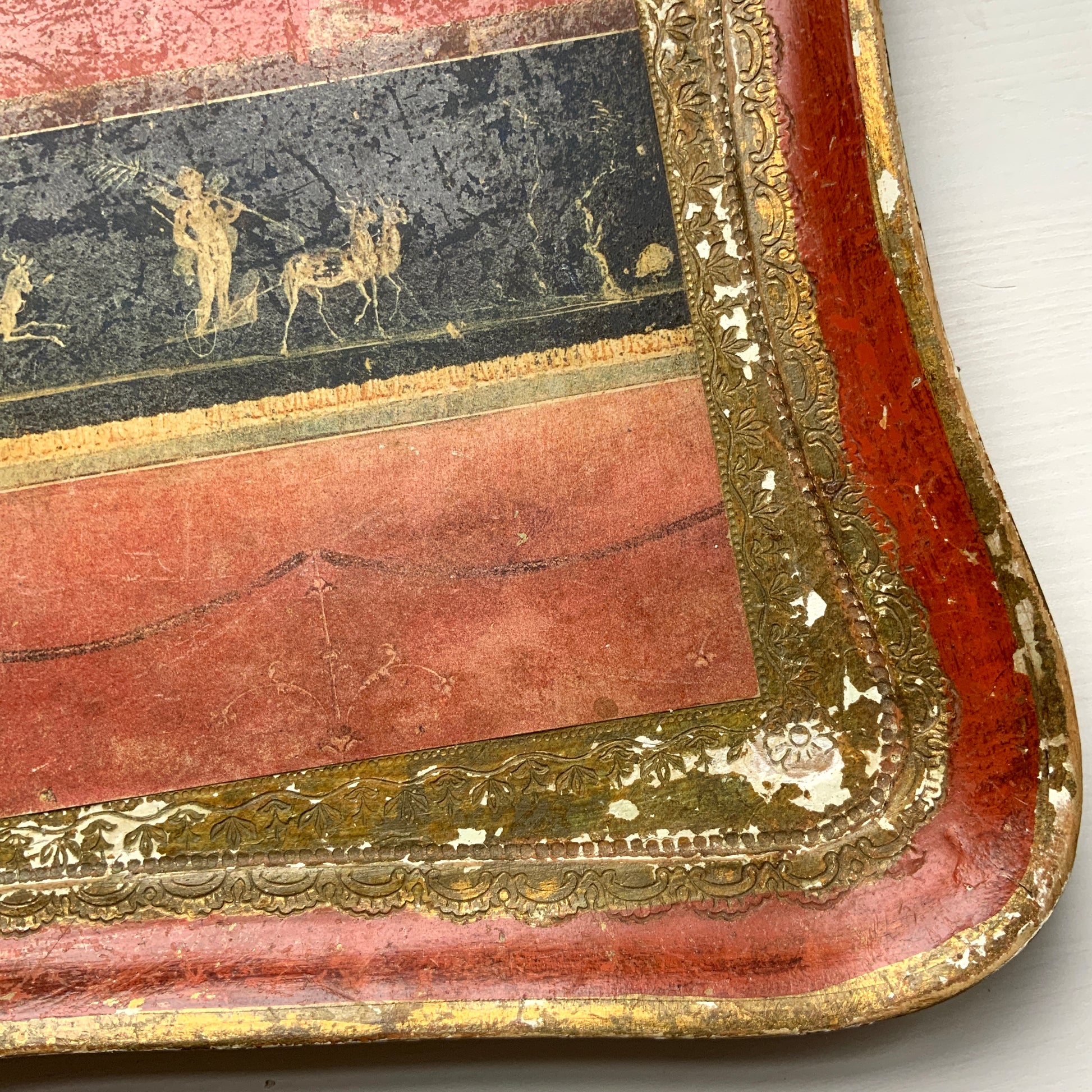 A Florentine tray inspired by the famous fresco from the House of the Vetti. ポンペイ遺跡の中でも特に知られる「ヴェッティ家」の壁画《キューピッドの作業場》をモチーフにした、非常に希少なフロレンティントレイです。