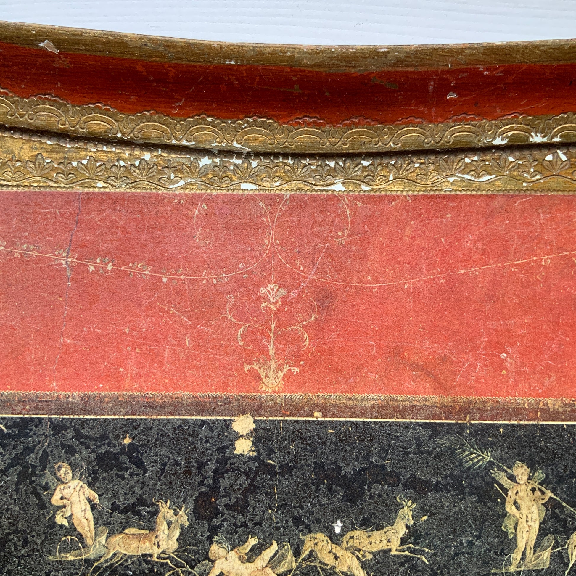 A Florentine tray inspired by the famous fresco from the House of the Vetti. ポンペイ遺跡の中でも特に知られる「ヴェッティ家」の壁画《キューピッドの作業場》をモチーフにした、非常に希少なフロレンティントレイです。