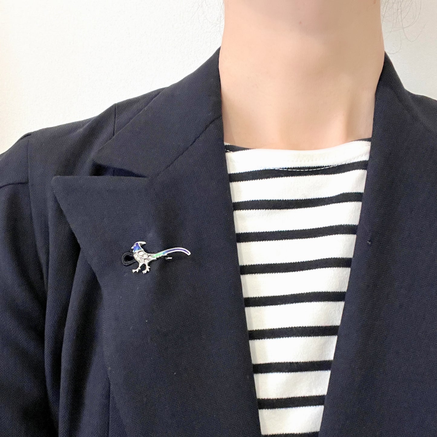 A sterling silver pheasant brooch featuring a beautiful enamel gradient shifting from blue to green. ブルーからグリーンへと移ろうエナメルのグラデーションが美しい、雉モチーフのシルバーブローチ。