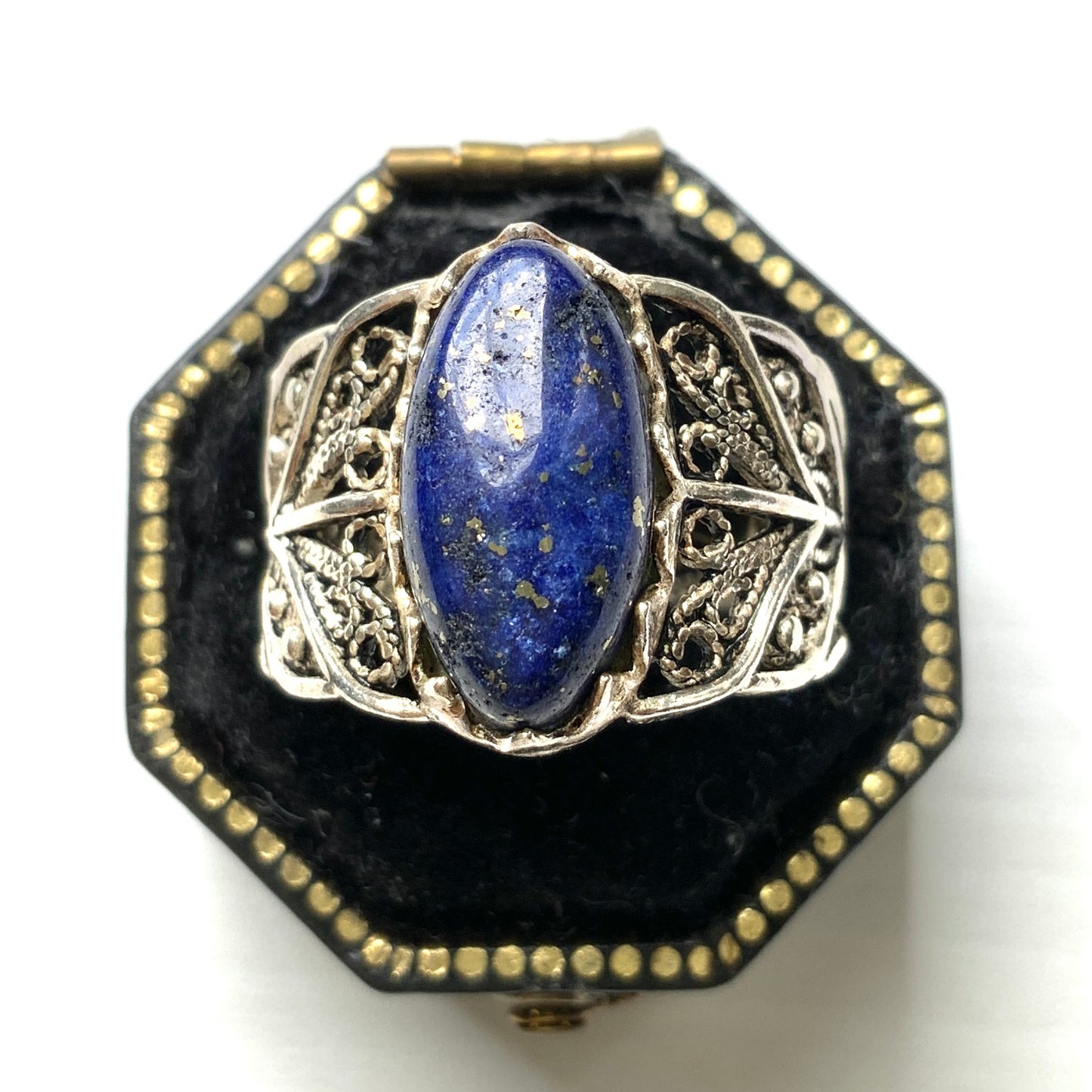 A silver filigree ring set with an oval-shaped lapis lazuli. オーバル型のラピスラズリをあしらった、シルバーのフィリグリーリング。