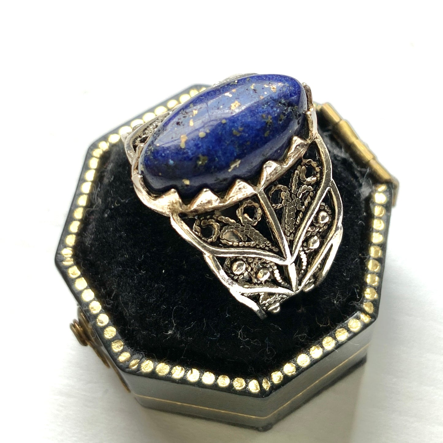 A silver filigree ring set with an oval-shaped lapis lazuli. オーバル型のラピスラズリをあしらった、シルバーのフィリグリーリング。