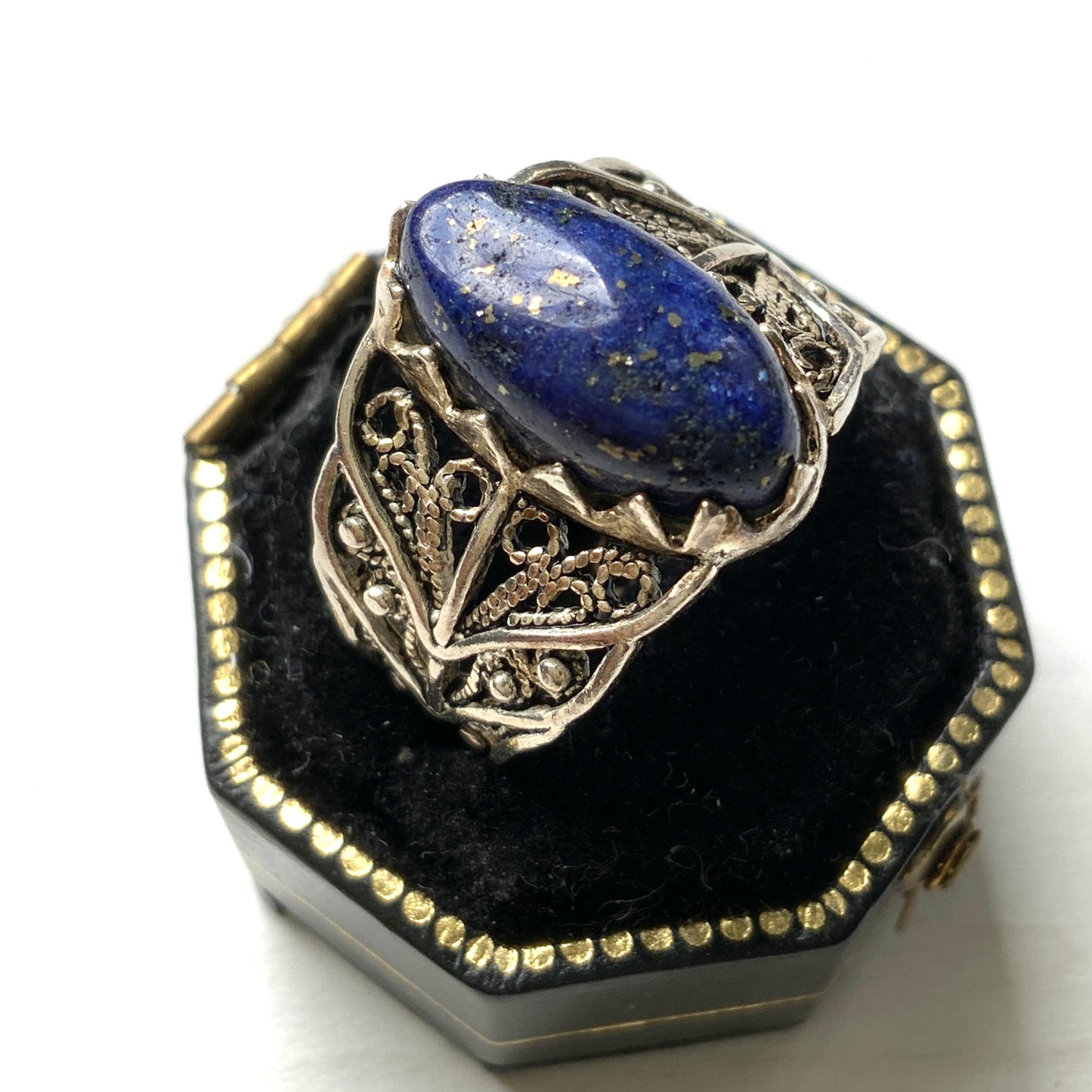 A silver filigree ring set with an oval-shaped lapis lazuli. オーバル型のラピスラズリをあしらった、シルバーのフィリグリーリング。