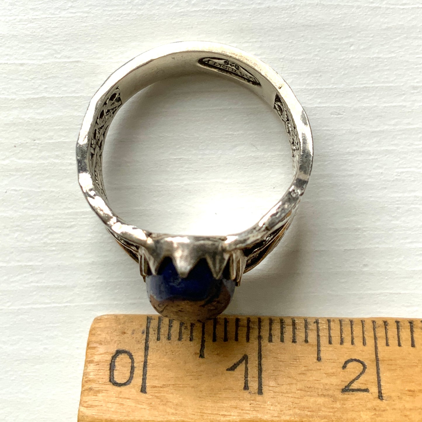 A silver filigree ring set with an oval-shaped lapis lazuli. オーバル型のラピスラズリをあしらった、シルバーのフィリグリーリング。