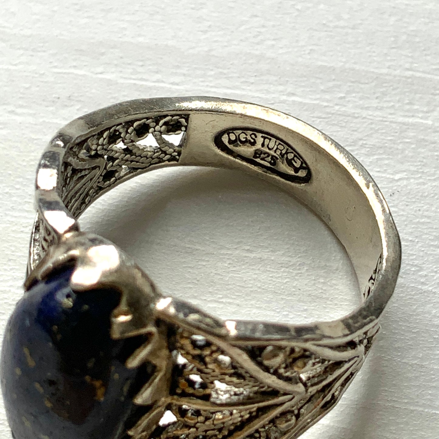 A silver filigree ring set with an oval-shaped lapis lazuli. オーバル型のラピスラズリをあしらった、シルバーのフィリグリーリング。