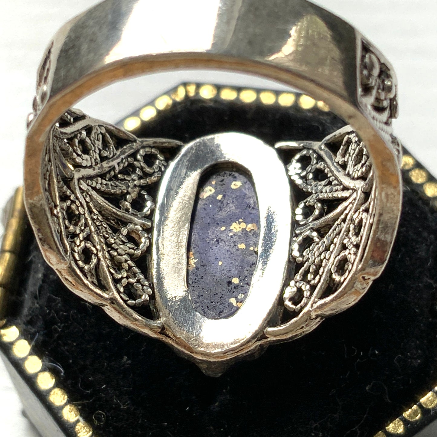 A silver filigree ring set with an oval-shaped lapis lazuli. オーバル型のラピスラズリをあしらった、シルバーのフィリグリーリング。