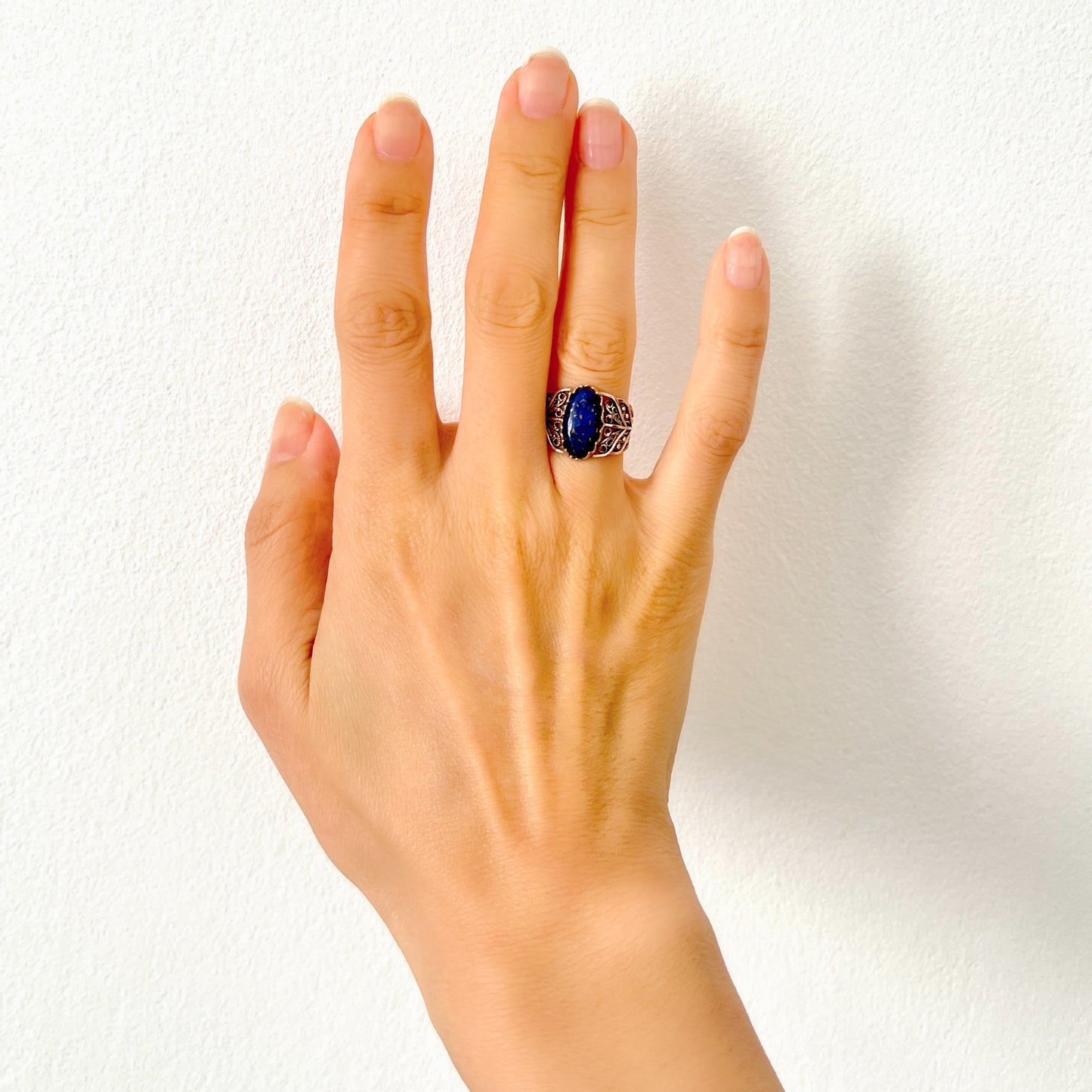 A silver filigree ring set with an oval-shaped lapis lazuli. オーバル型のラピスラズリをあしらった、シルバーのフィリグリーリング。