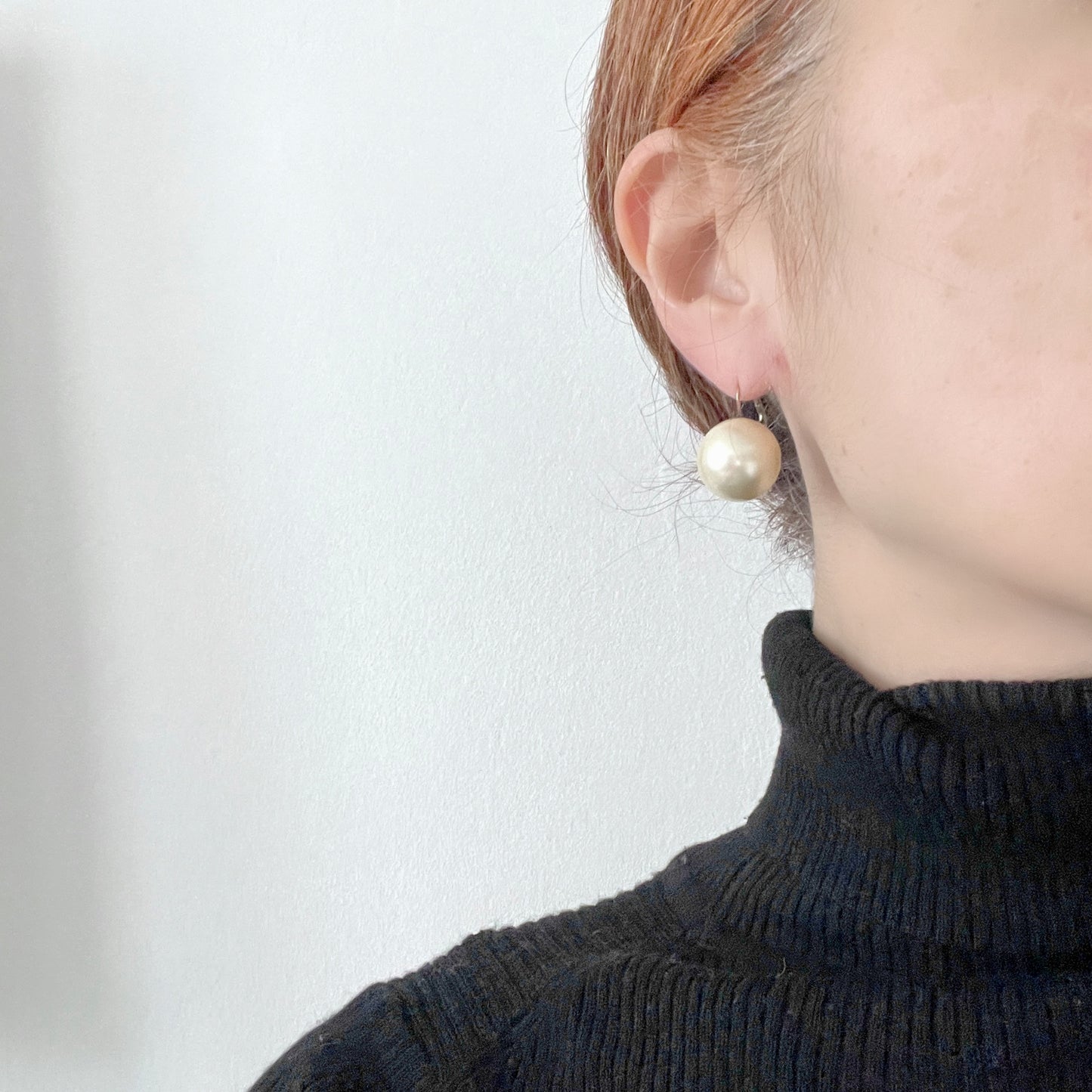 Large ivory pearl hook earrings with a clean, minimalist look. 大粒のアイボリーパールがシンプルに映える、ヴィンテージのフックピアス。