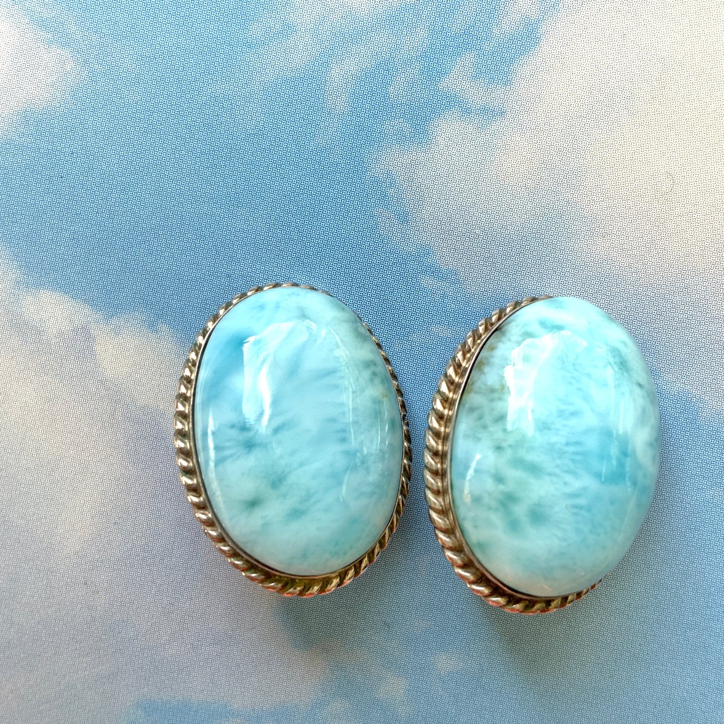 Silver clip-on earrings with oval cabochon stones featuring sky blue and white marble pattern. スカイブルーとホワイトのマーブル模様が美しいオーバルカボションのシルバークリップイヤリング。