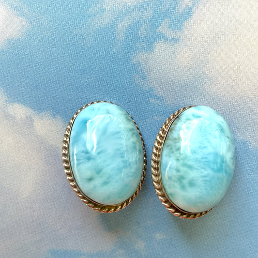 Silver clip-on earrings with oval cabochon stones featuring sky blue and white marble pattern. スカイブルーとホワイトのマーブル模様が美しいオーバルカボションのシルバークリップイヤリング。
