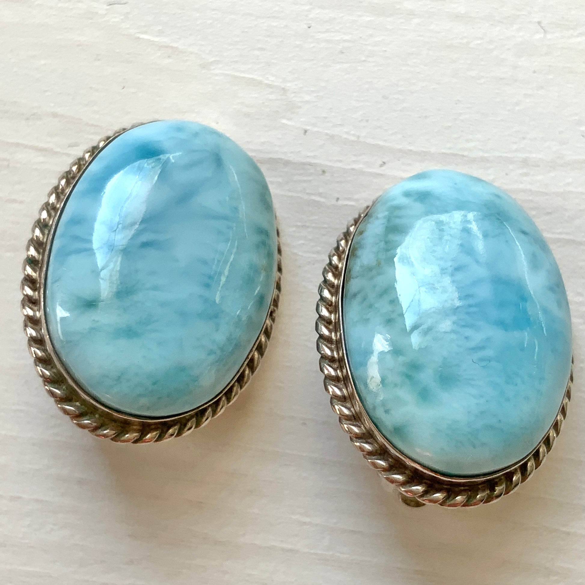 Silver clip-on earrings with oval cabochon stones featuring sky blue and white marble pattern. スカイブルーとホワイトのマーブル模様が美しいオーバルカボションのシルバークリップイヤリング。