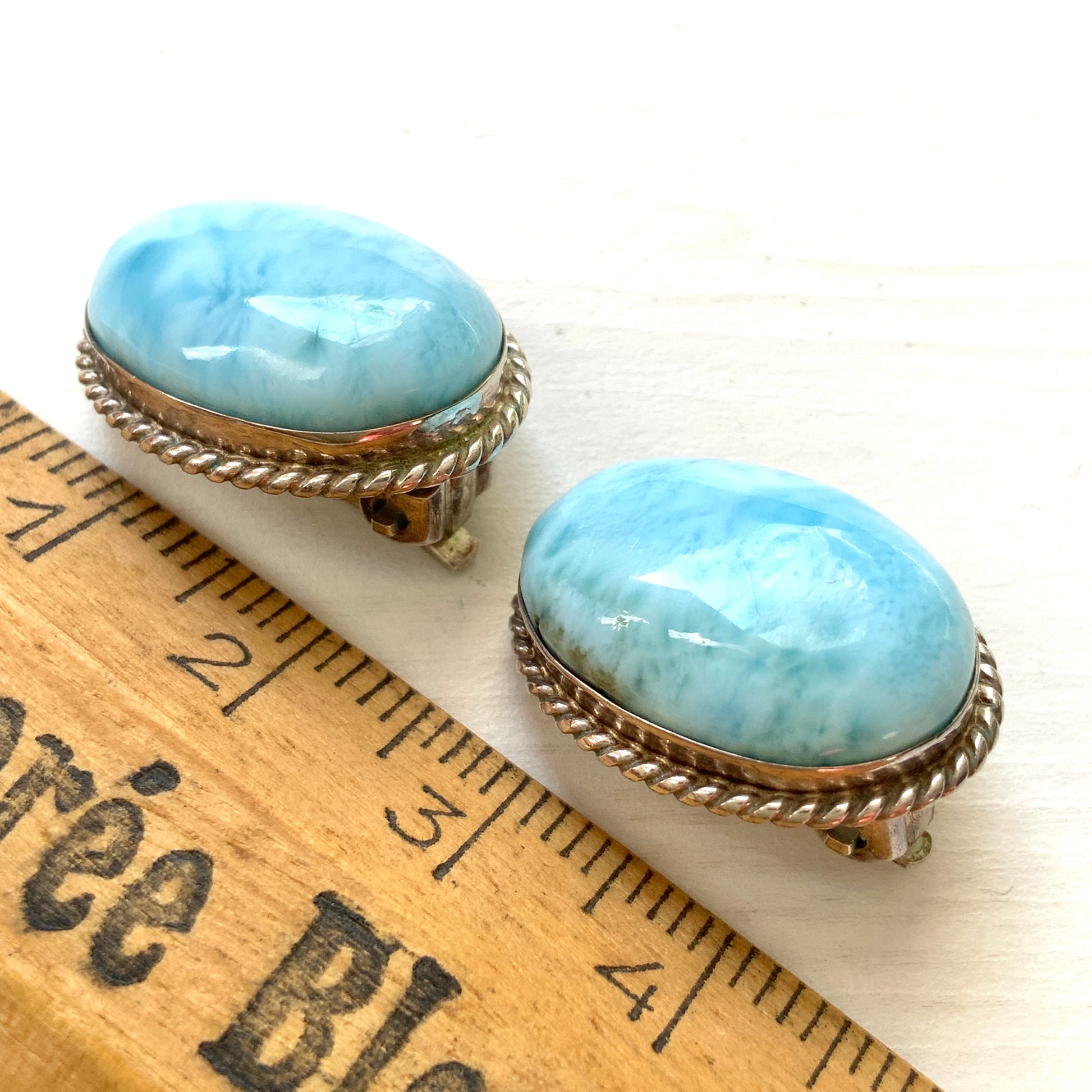 Silver clip-on earrings with oval cabochon stones featuring sky blue and white marble pattern. スカイブルーとホワイトのマーブル模様が美しいオーバルカボションのシルバークリップイヤリング。