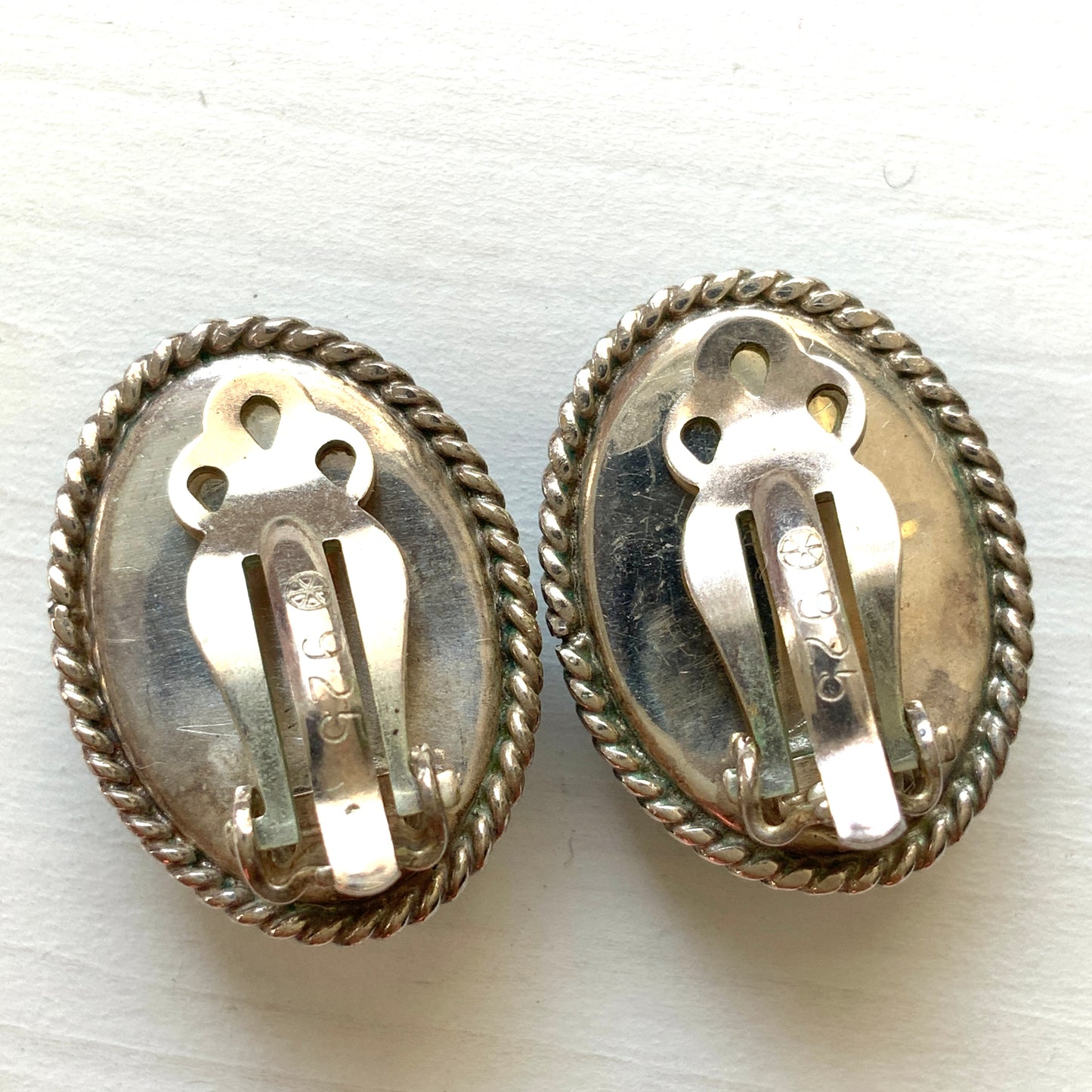 Silver clip-on earrings with oval cabochon stones featuring sky blue and white marble pattern. スカイブルーとホワイトのマーブル模様が美しいオーバルカボションのシルバークリップイヤリング。