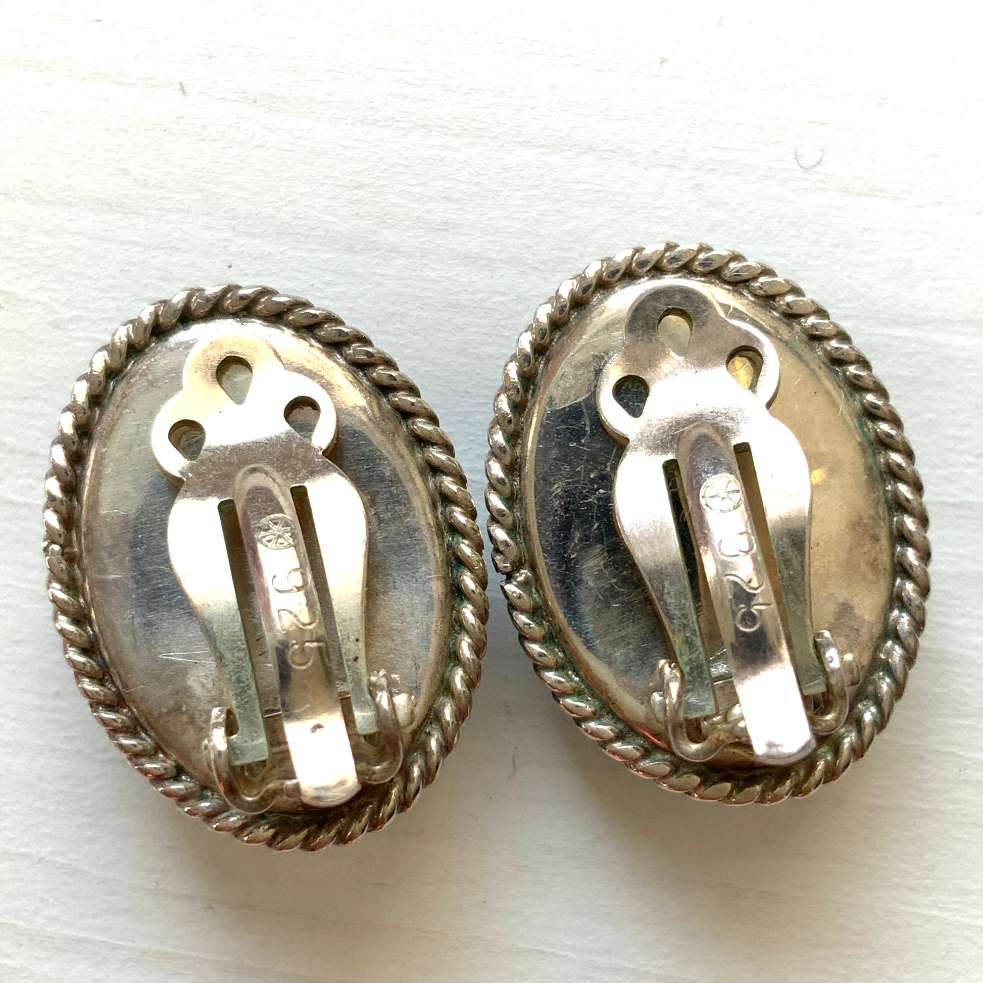 Silver clip-on earrings with oval cabochon stones featuring sky blue and white marble pattern. スカイブルーとホワイトのマーブル模様が美しいオーバルカボションのシルバークリップイヤリング。