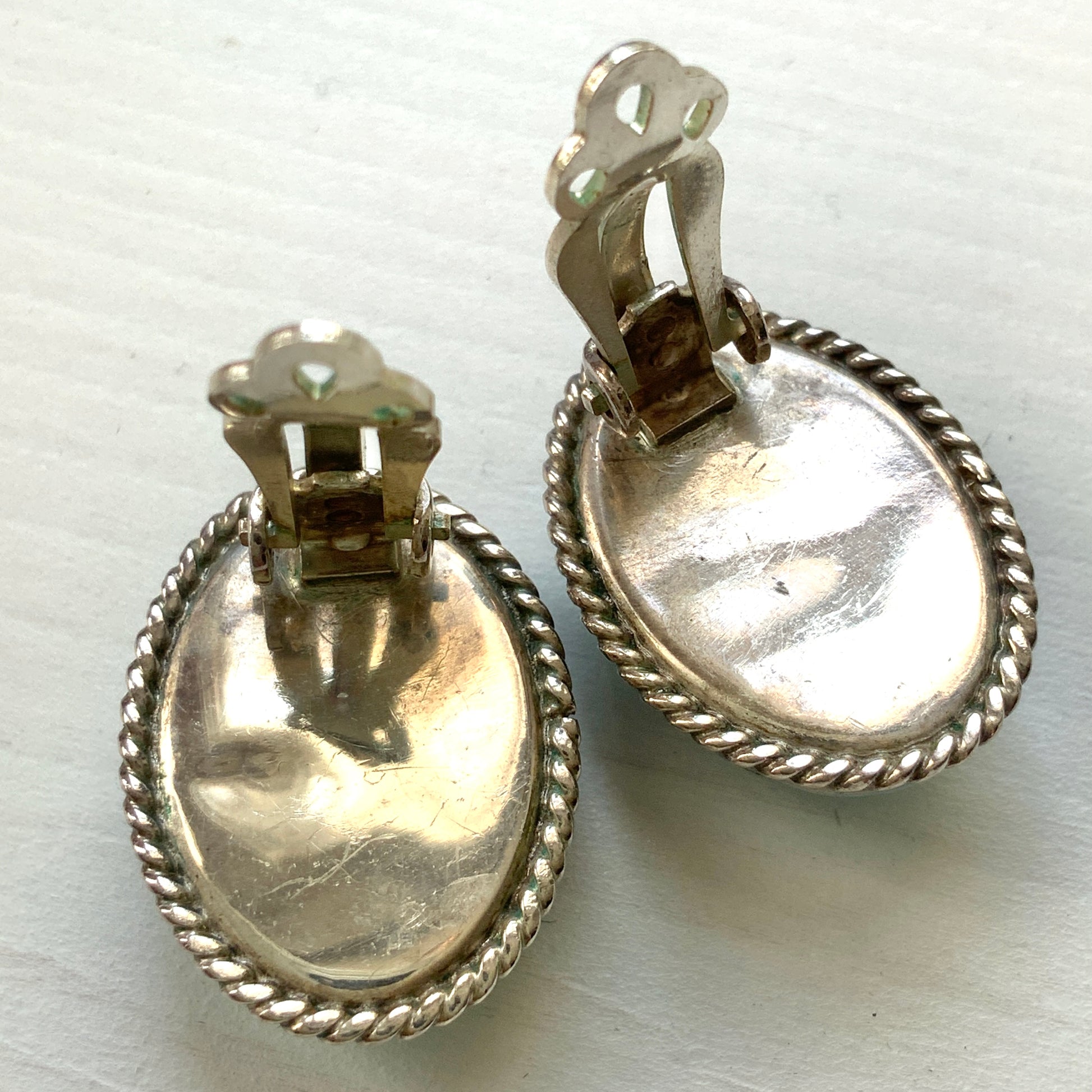 Silver clip-on earrings with oval cabochon stones featuring sky blue and white marble pattern. スカイブルーとホワイトのマーブル模様が美しいオーバルカボションのシルバークリップイヤリング。