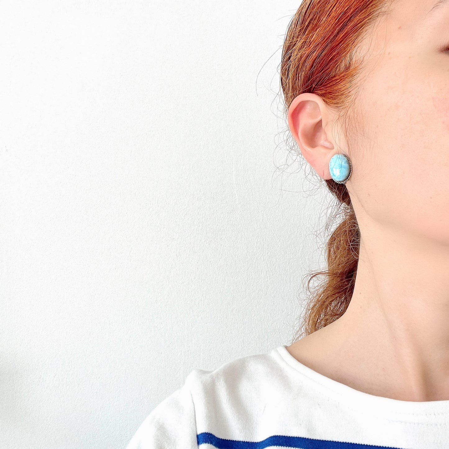 Silver clip-on earrings with oval cabochon stones featuring sky blue and white marble pattern. スカイブルーとホワイトのマーブル模様が美しいオーバルカボションのシルバークリップイヤリング。