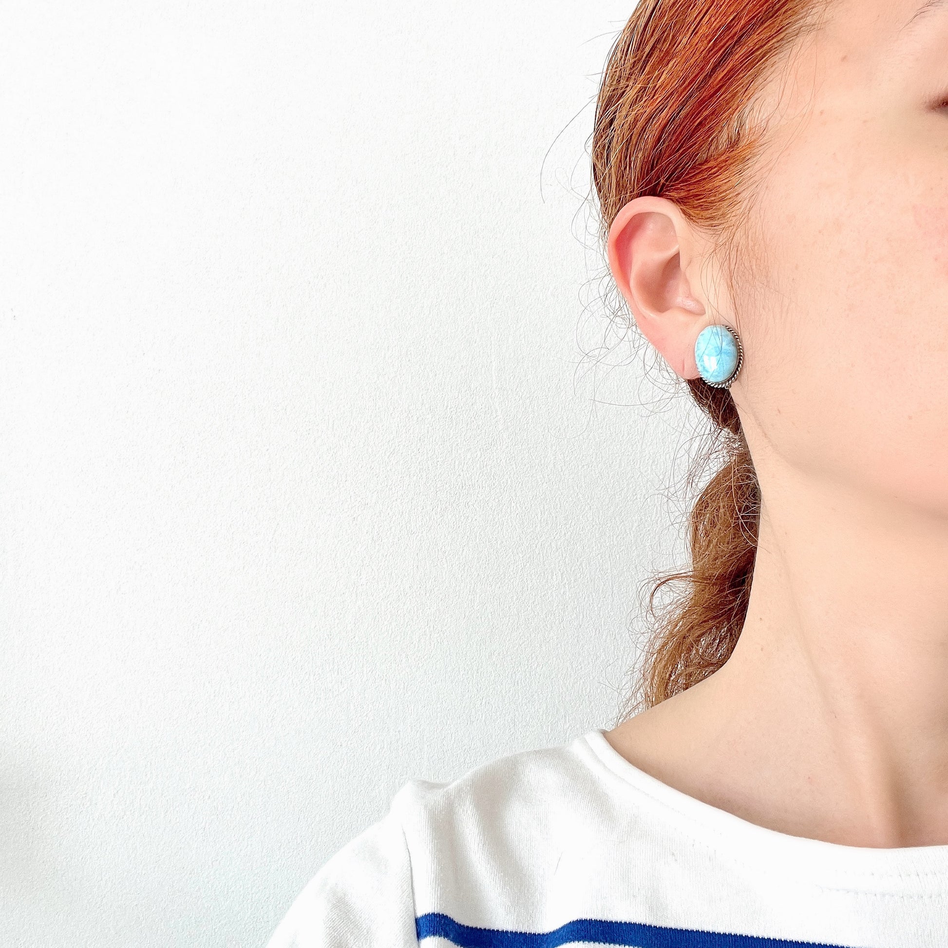 Silver clip-on earrings with oval cabochon stones featuring sky blue and white marble pattern. スカイブルーとホワイトのマーブル模様が美しいオーバルカボションのシルバークリップイヤリング。
