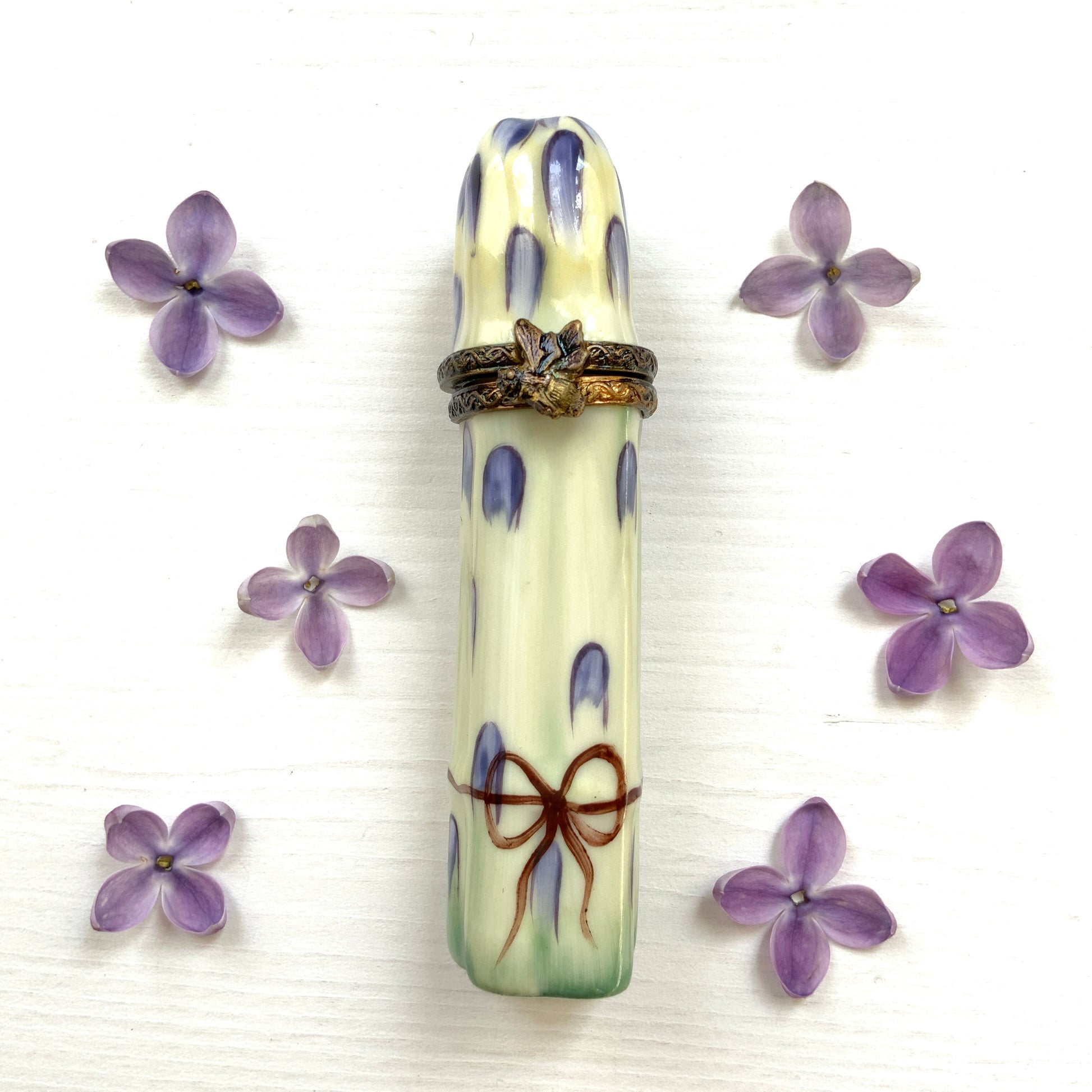 A Limoges trinket box shaped like a bunch of white asparaguses. 白アスパラガスを模したリモージュ焼きのトリンケットボックス。