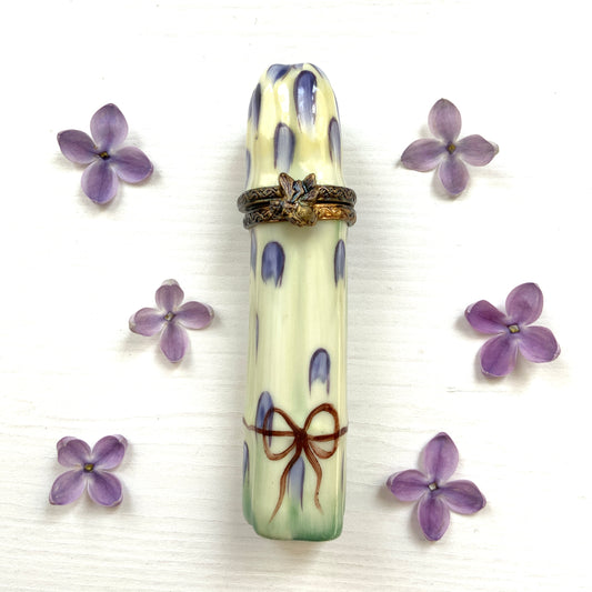 A Limoges trinket box shaped like a bunch of white asparaguses. 白アスパラガスを模したリモージュ焼きのトリンケットボックス。