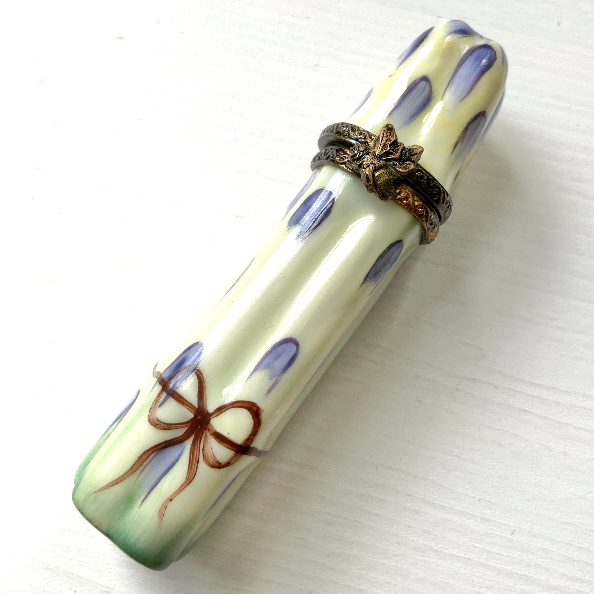 A Limoges trinket box shaped like a bunch of white asparaguses. 白アスパラガスを模したリモージュ焼きのトリンケットボックス。