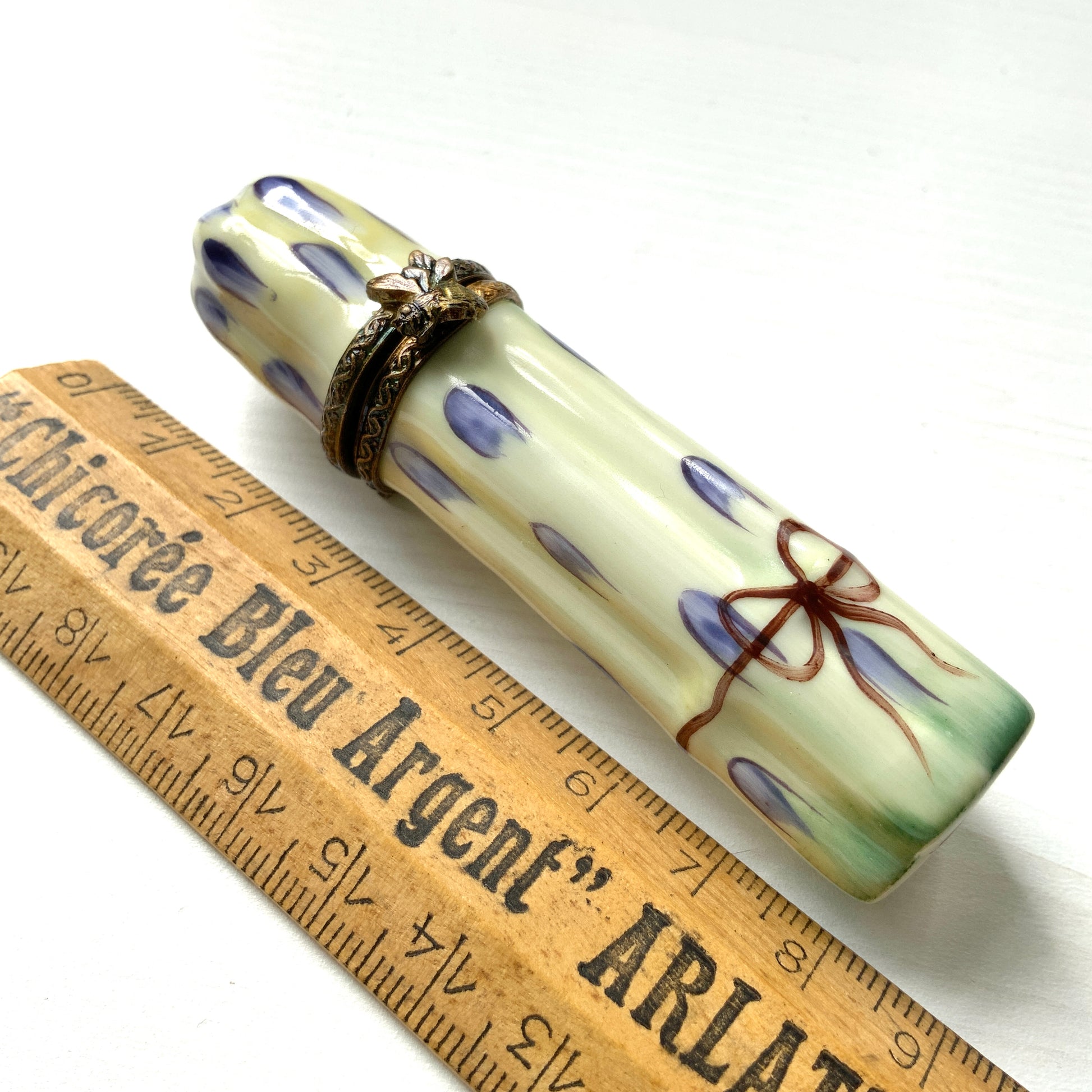 A Limoges trinket box shaped like a bunch of white asparaguses. 白アスパラガスを模したリモージュ焼きのトリンケットボックス。