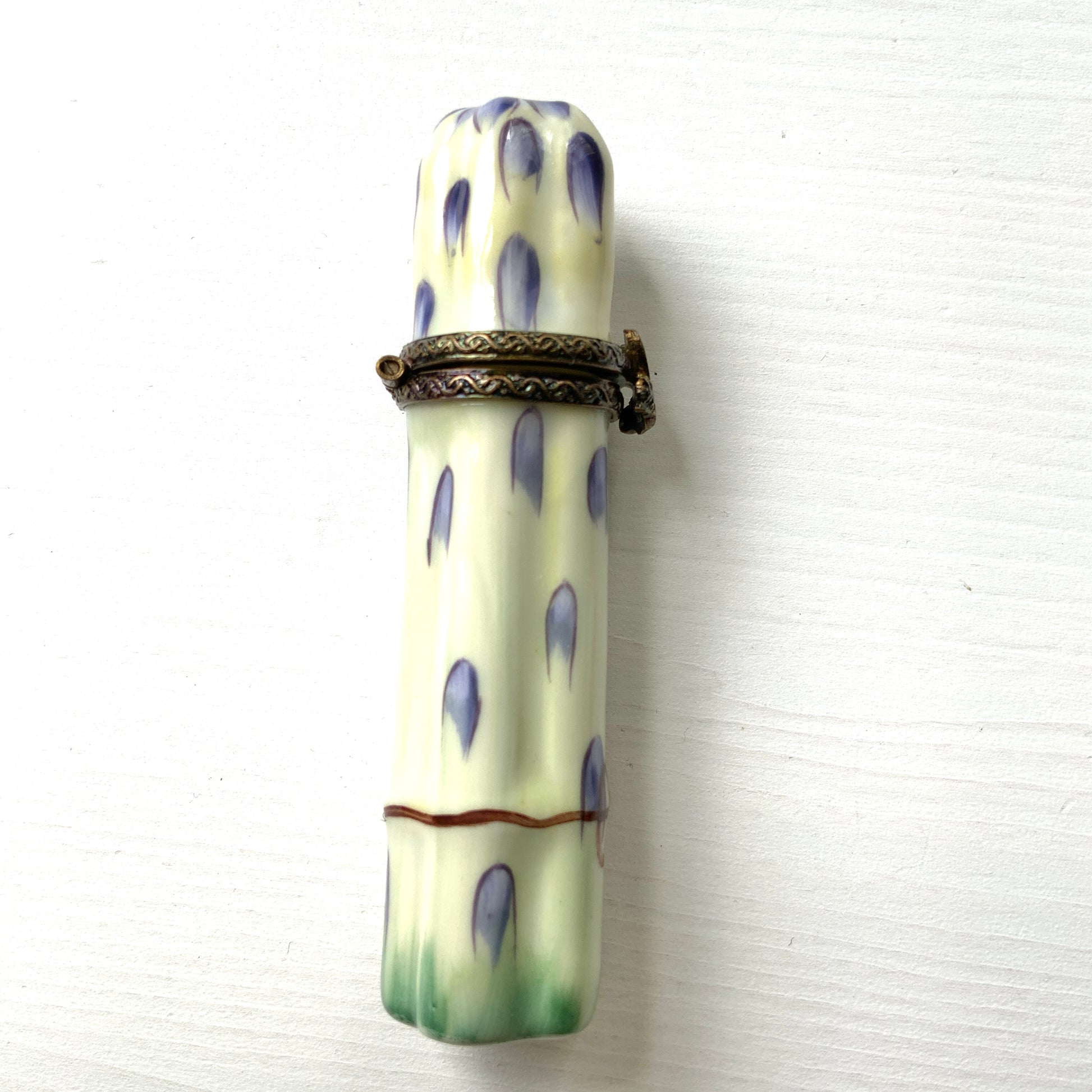 A Limoges trinket box shaped like a bunch of white asparaguses. 白アスパラガスを模したリモージュ焼きのトリンケットボックス。