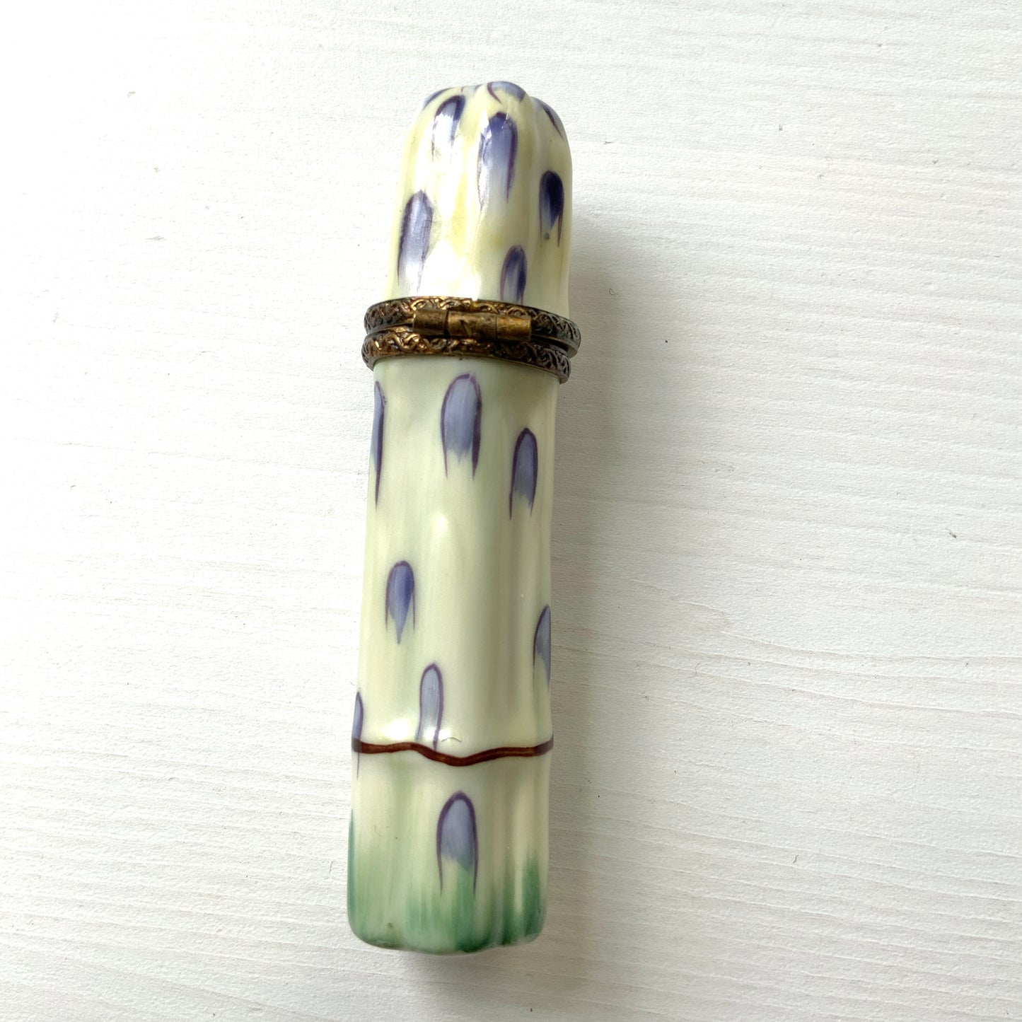 A Limoges trinket box shaped like a bunch of white asparaguses. 白アスパラガスを模したリモージュ焼きのトリンケットボックス。
