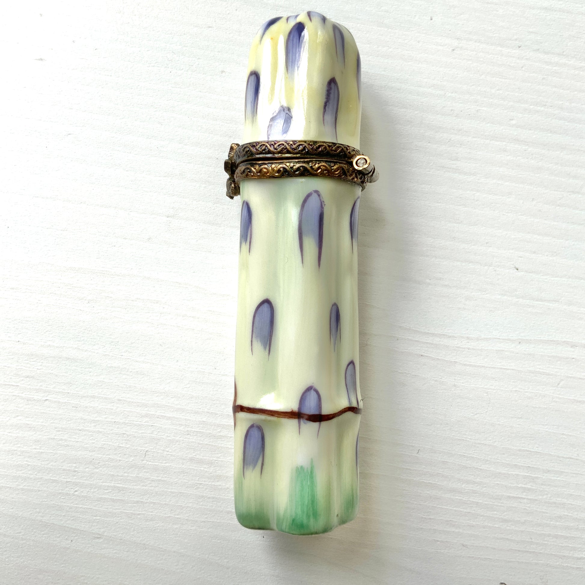 A Limoges trinket box shaped like a bunch of white asparaguses. 白アスパラガスを模したリモージュ焼きのトリンケットボックス。
