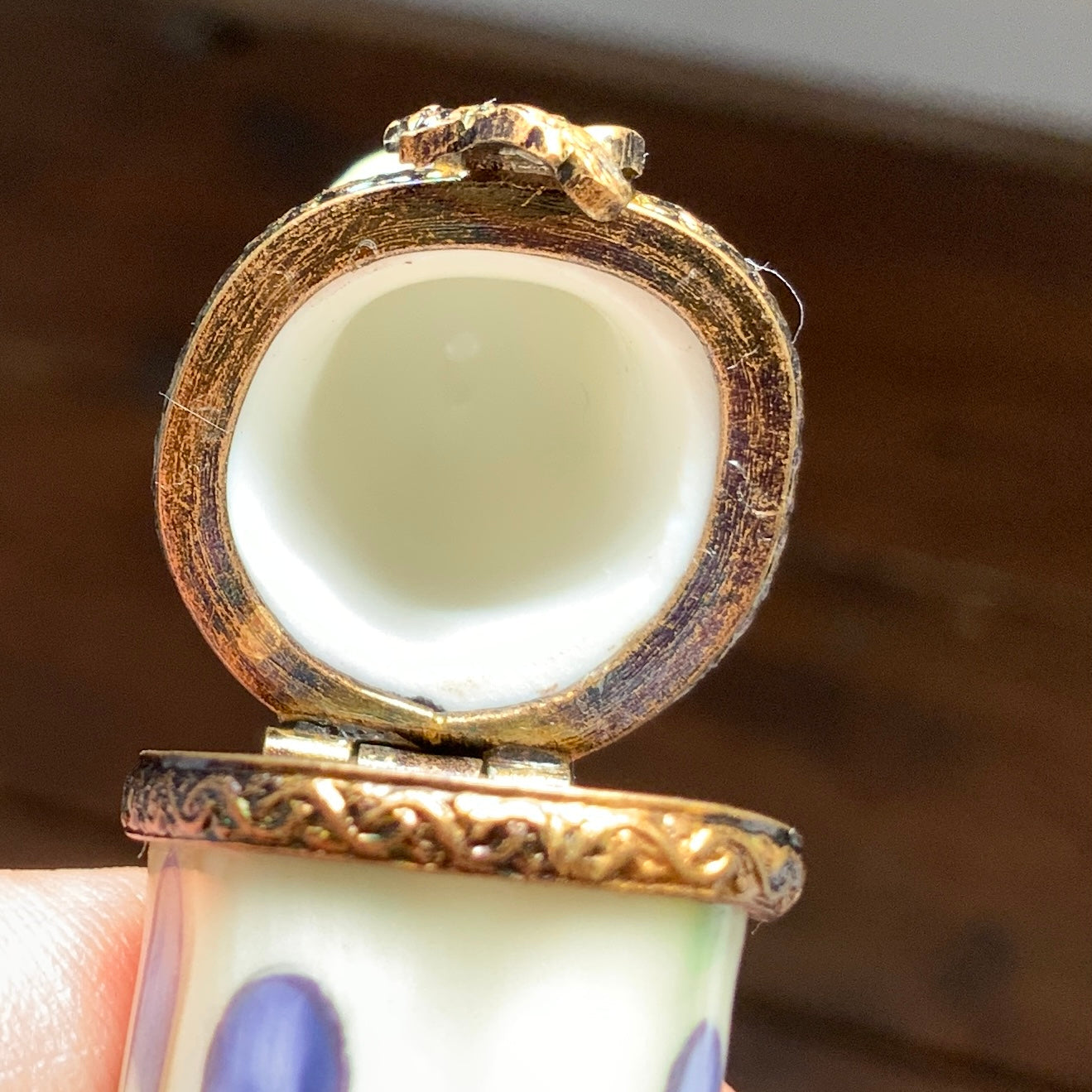 A Limoges trinket box shaped like a bunch of white asparaguses. 白アスパラガスを模したリモージュ焼きのトリンケットボックス。