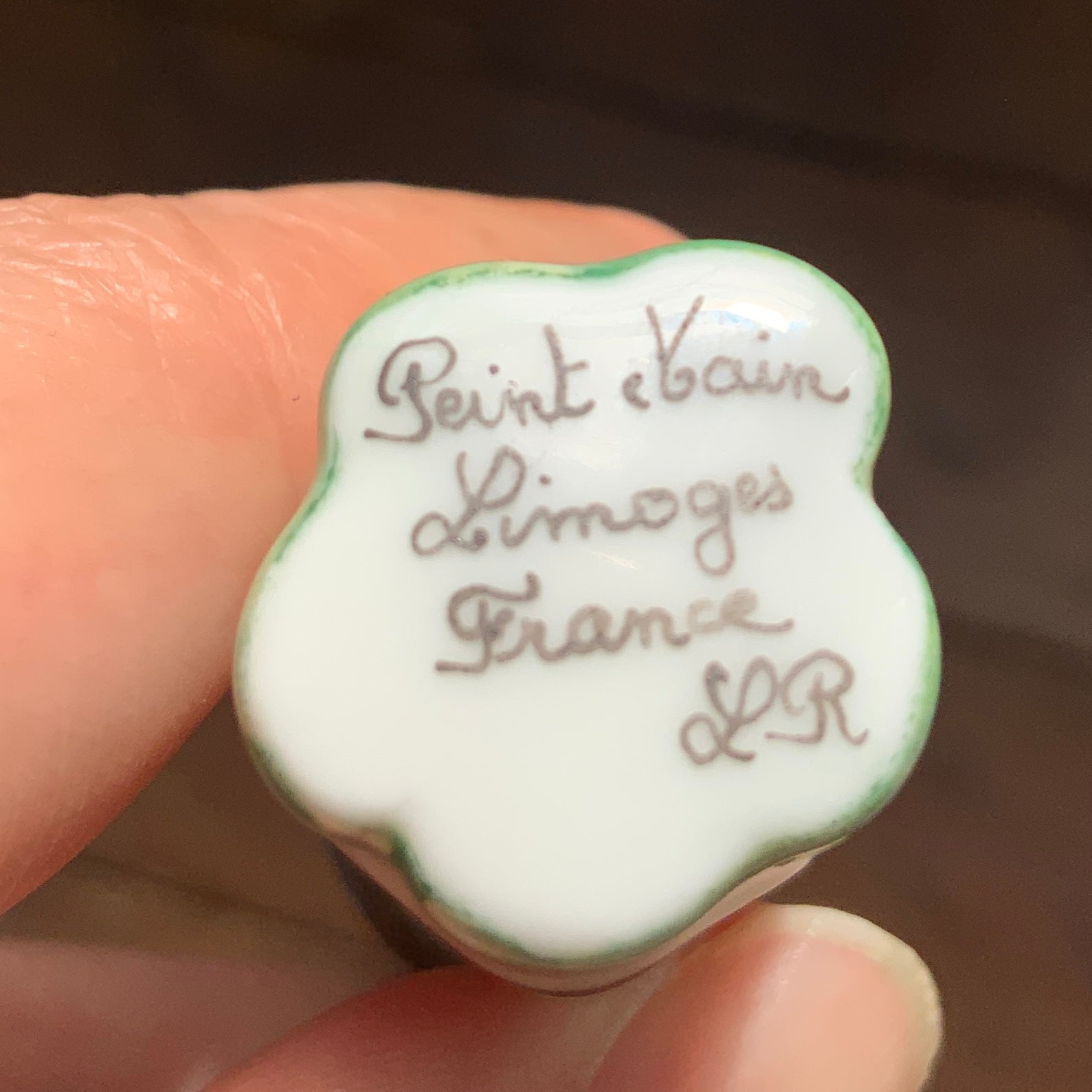 A Limoges trinket box shaped like a bunch of white asparaguses. 白アスパラガスを模したリモージュ焼きのトリンケットボックス。