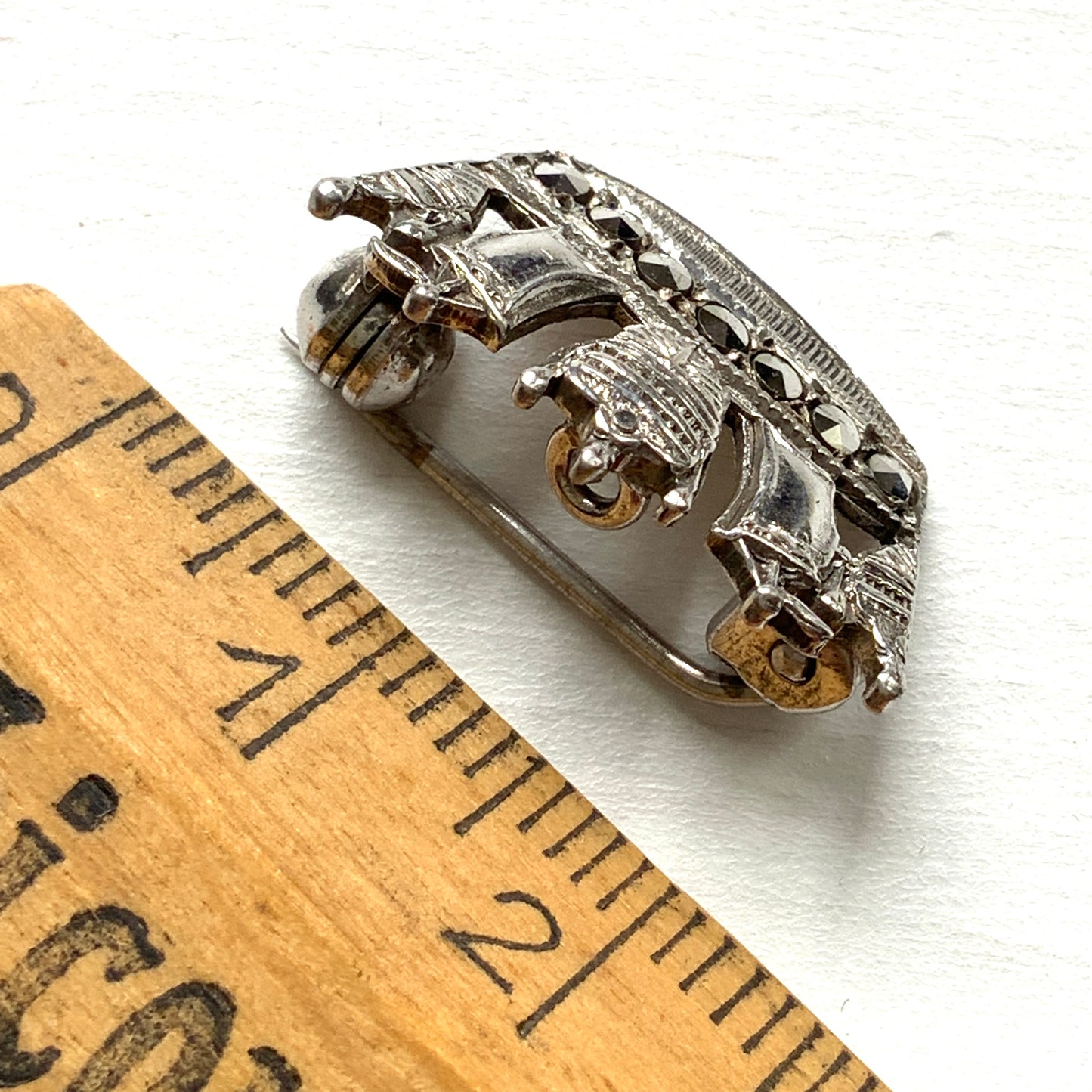 A silver brooch featuring a naval crown decorated with marcasite. マーカサイトがあしらわれた海軍王冠のシルバーのブローチ。