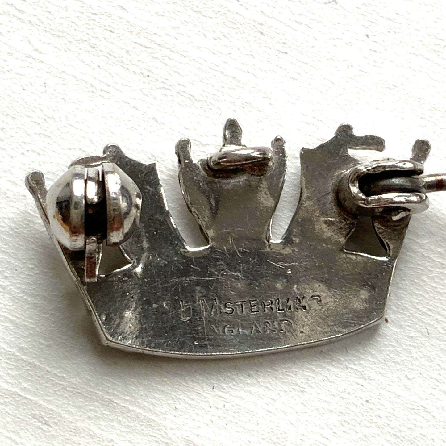 A silver brooch featuring a naval crown decorated with marcasite. マーカサイトがあしらわれた海軍王冠のシルバーのブローチ。
