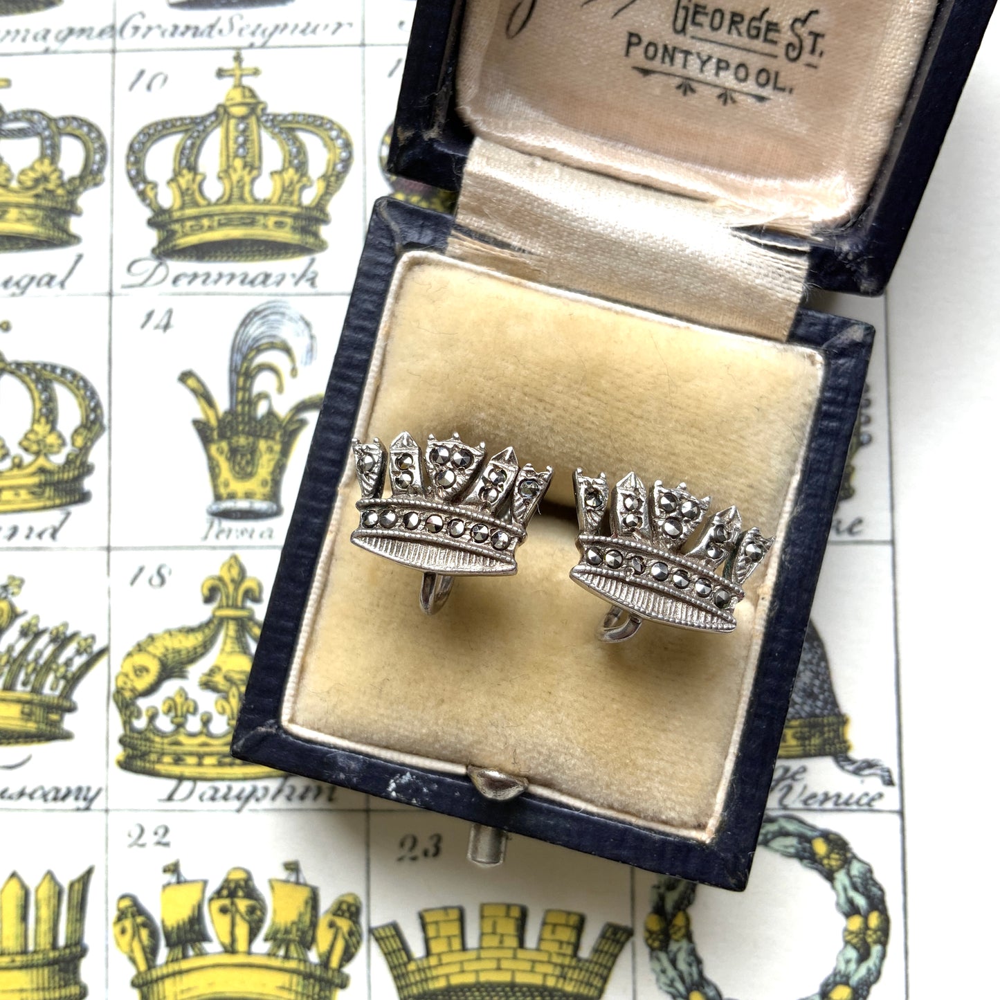 Silver screw-back earrings featuring a naval crown decorated with marcasite. マーカサイトがあしらわれた海軍王冠のシルバーのスクリューイヤリング。