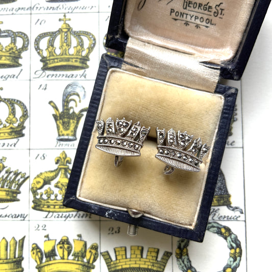 Silver screw-back earrings featuring a naval crown decorated with marcasite. マーカサイトがあしらわれた海軍王冠のシルバーのスクリューイヤリング。