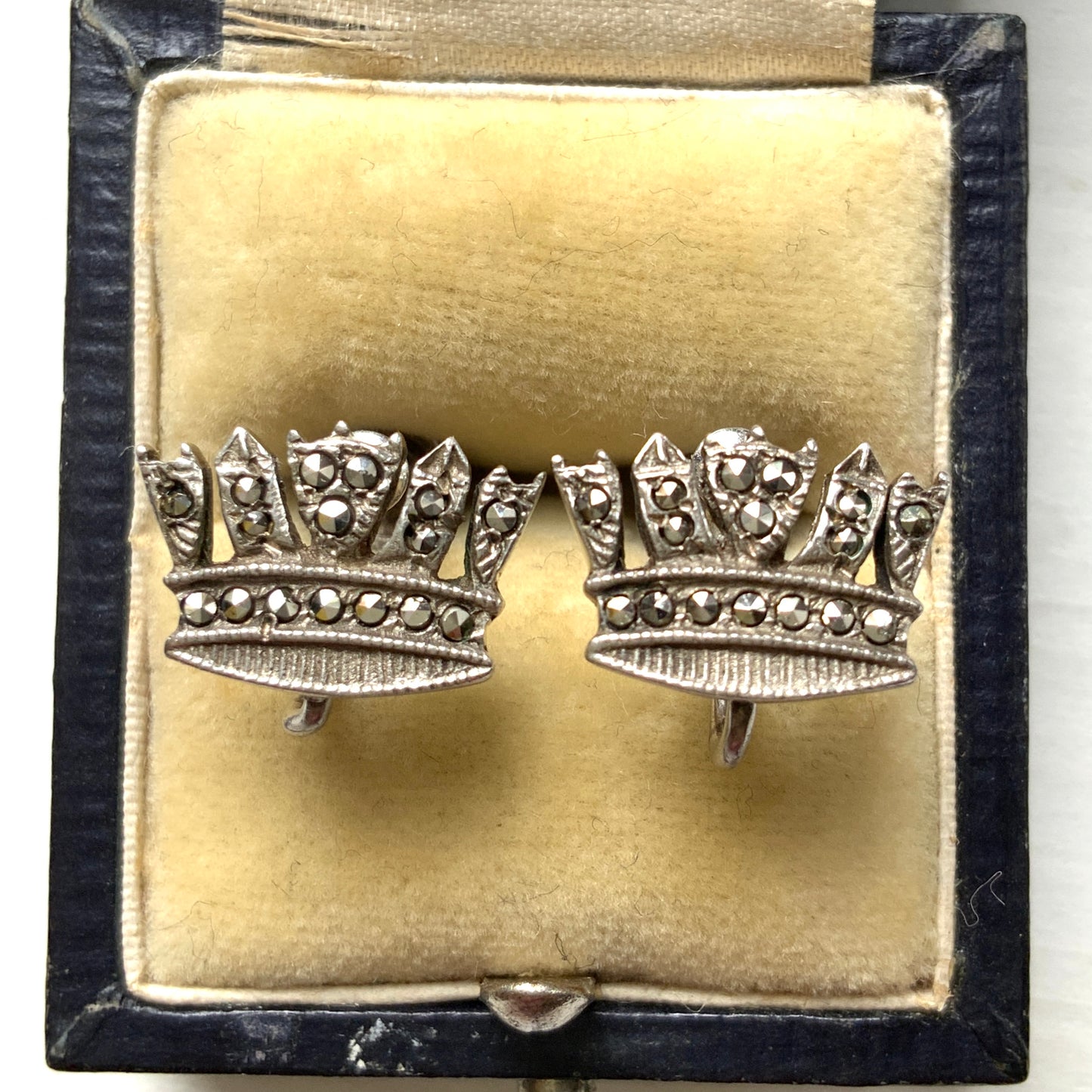 Silver screw-back earrings featuring a naval crown decorated with marcasite. マーカサイトがあしらわれた海軍王冠のシルバーのスクリューイヤリング。