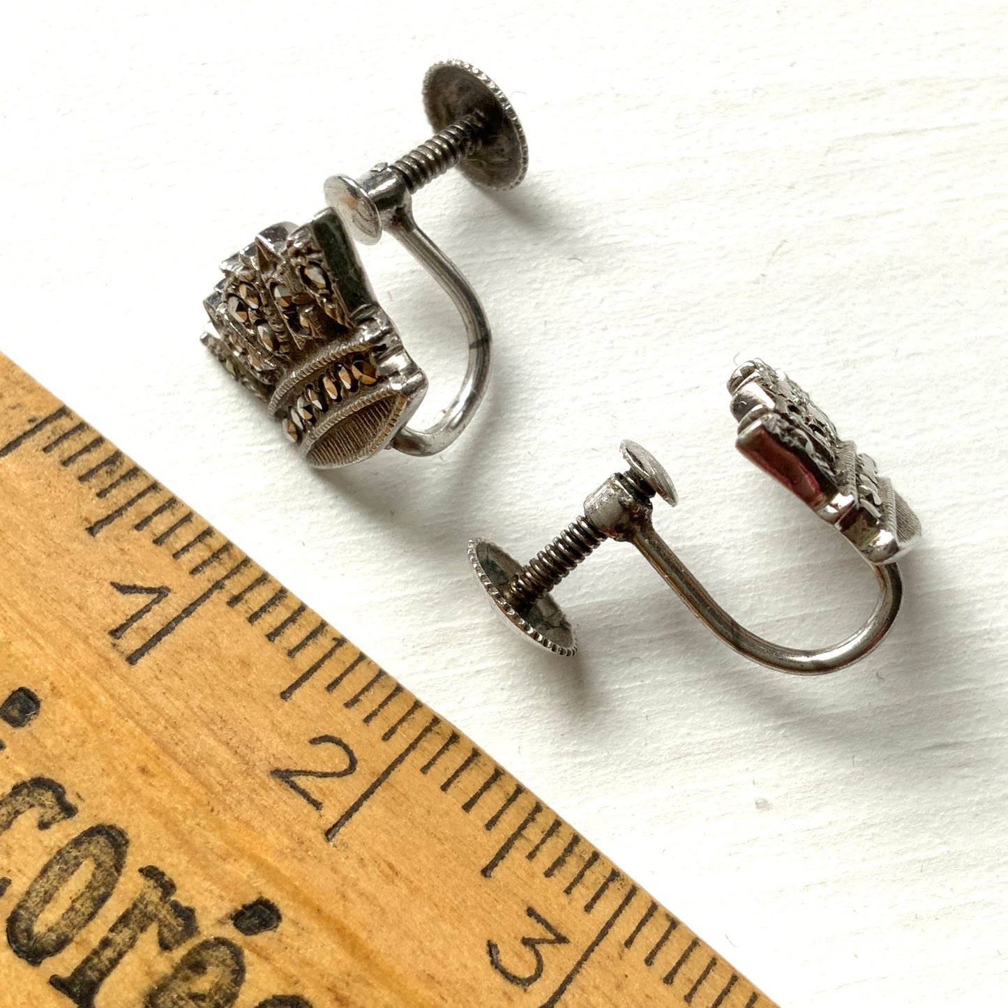 Silver screw-back earrings featuring a naval crown decorated with marcasite. マーカサイトがあしらわれた海軍王冠のシルバーのスクリューイヤリング。