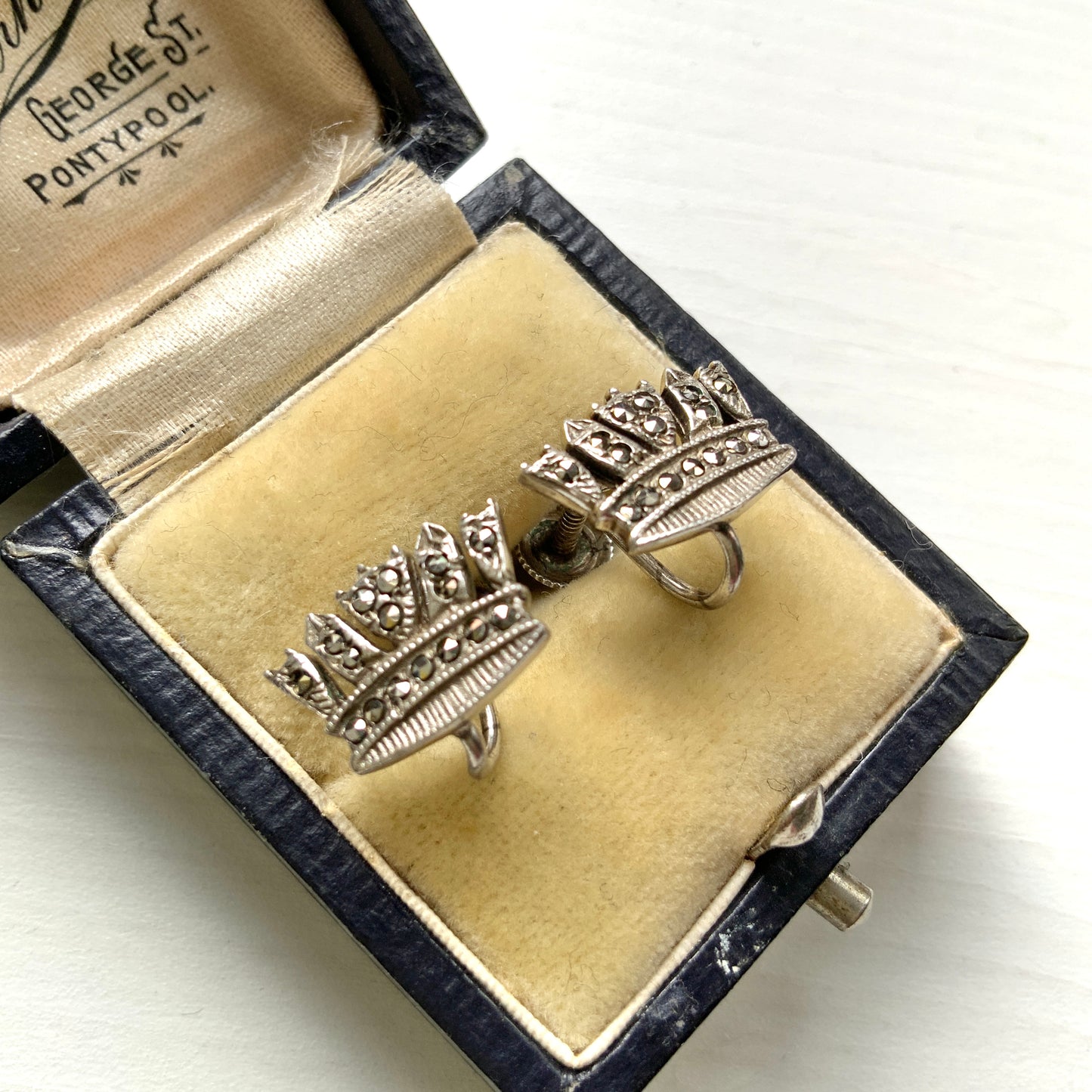 Silver screw-back earrings featuring a naval crown decorated with marcasite. マーカサイトがあしらわれた海軍王冠のシルバーのスクリューイヤリング。