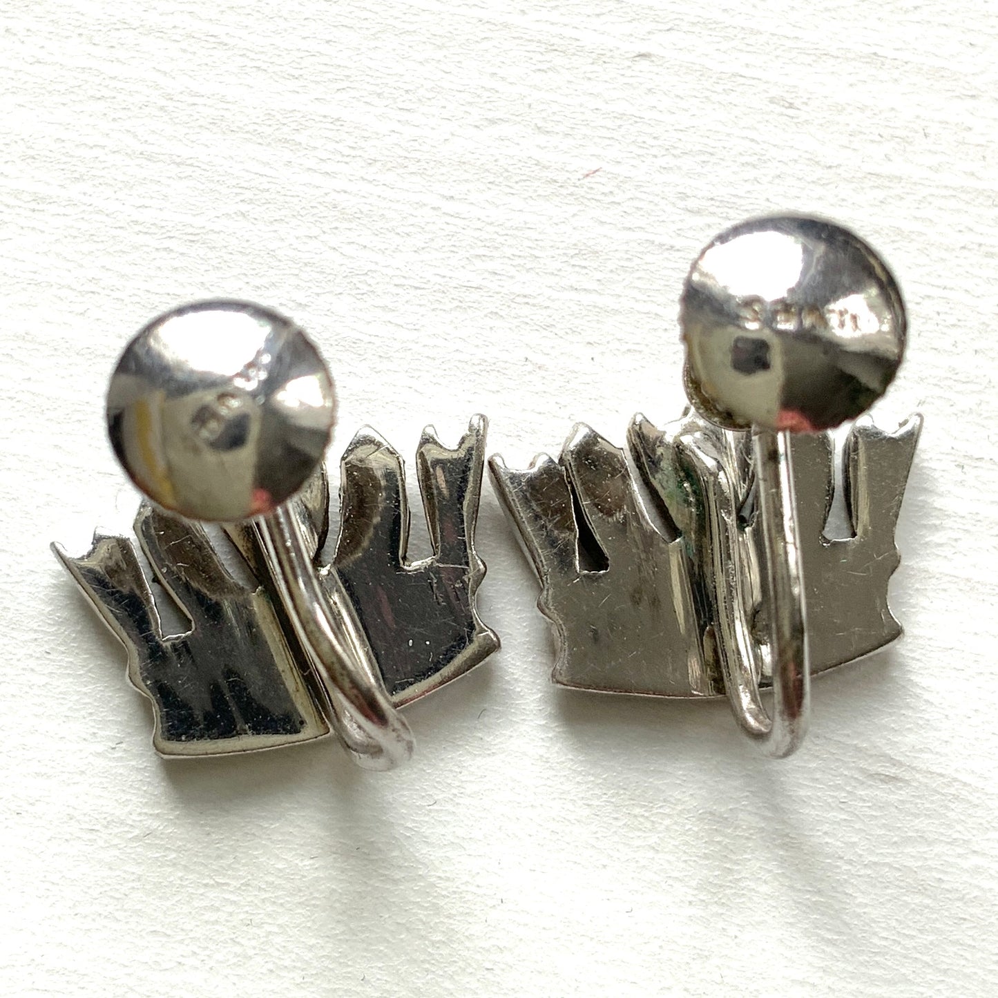 Silver screw-back earrings featuring a naval crown decorated with marcasite. マーカサイトがあしらわれた海軍王冠のシルバーのスクリューイヤリング。