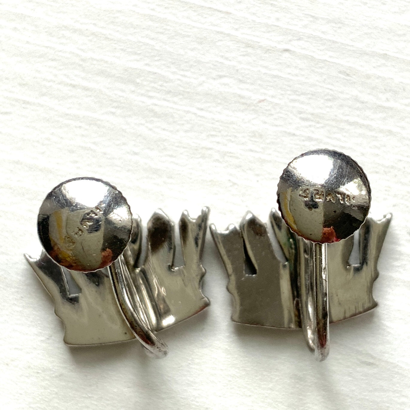 Silver screw-back earrings featuring a naval crown decorated with marcasite. マーカサイトがあしらわれた海軍王冠のシルバーのスクリューイヤリング。