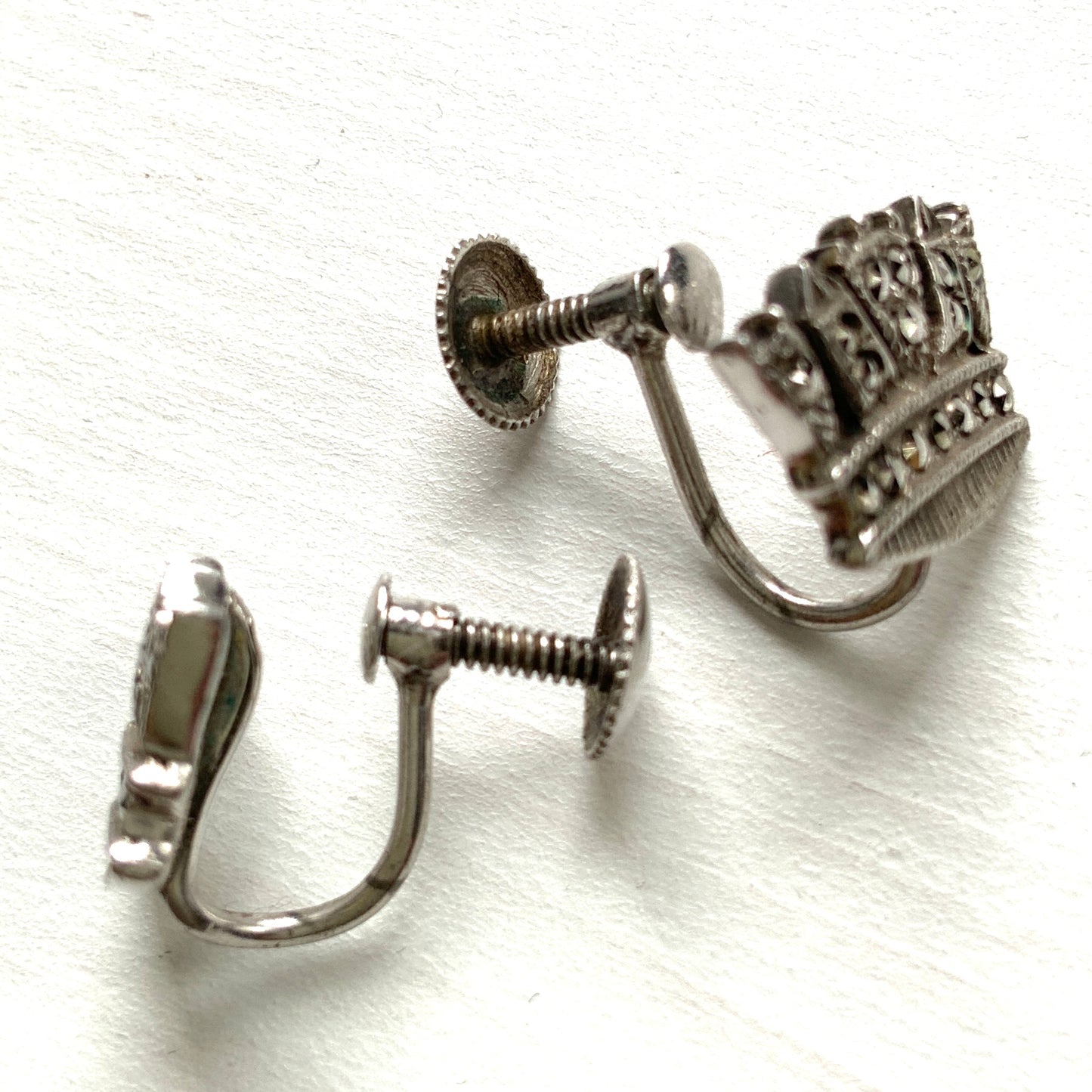 Silver screw-back earrings featuring a naval crown decorated with marcasite. マーカサイトがあしらわれた海軍王冠のシルバーのスクリューイヤリング。