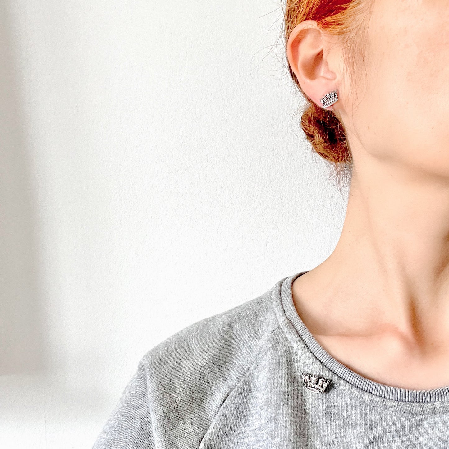 Silver screw-back earrings featuring a naval crown decorated with marcasite. マーカサイトがあしらわれた海軍王冠のシルバーのスクリューイヤリング。