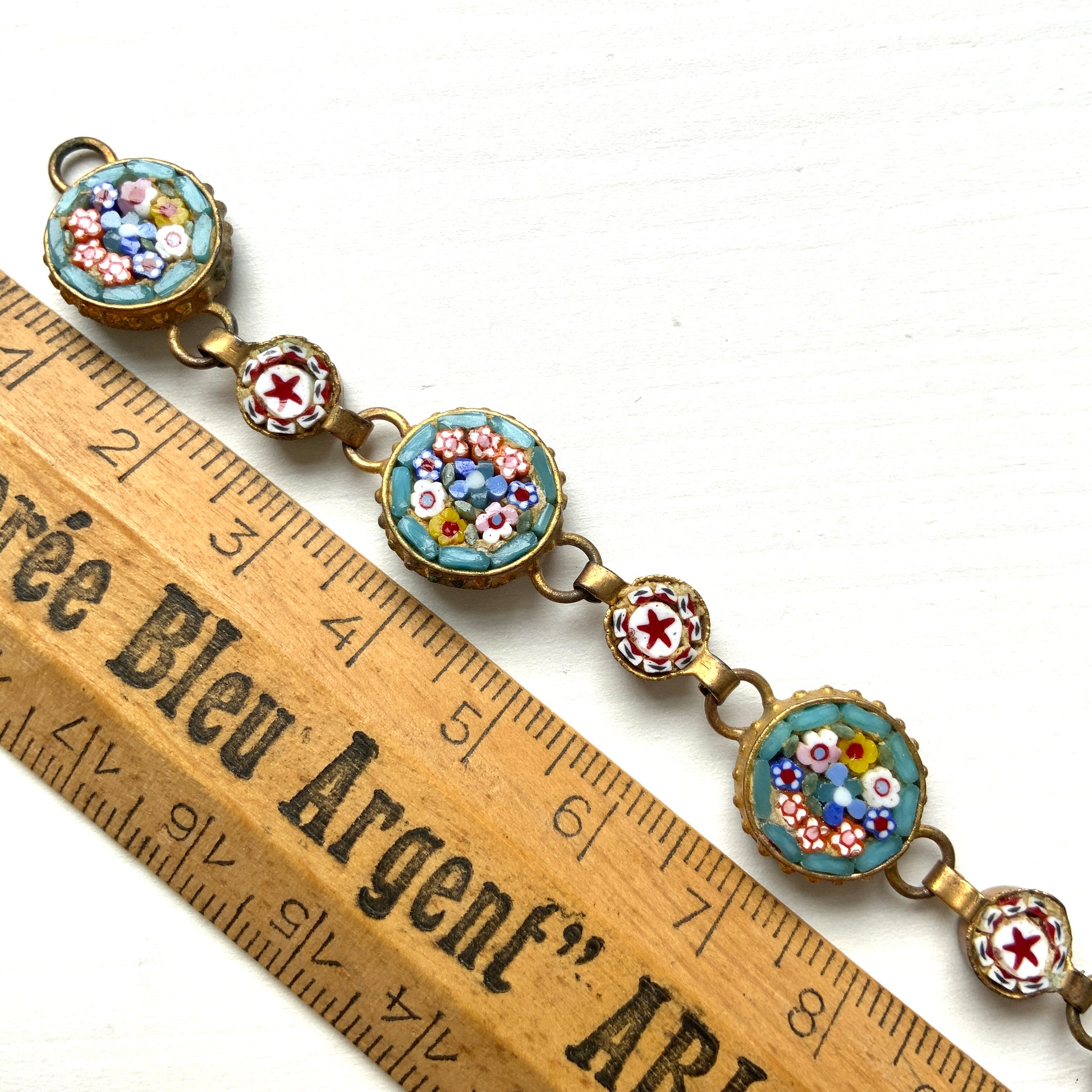 A bracelet featuring colorful floral and star-themed micro-mosaics. カラフルなお花と星のマイクロモザイク のブレスレット。