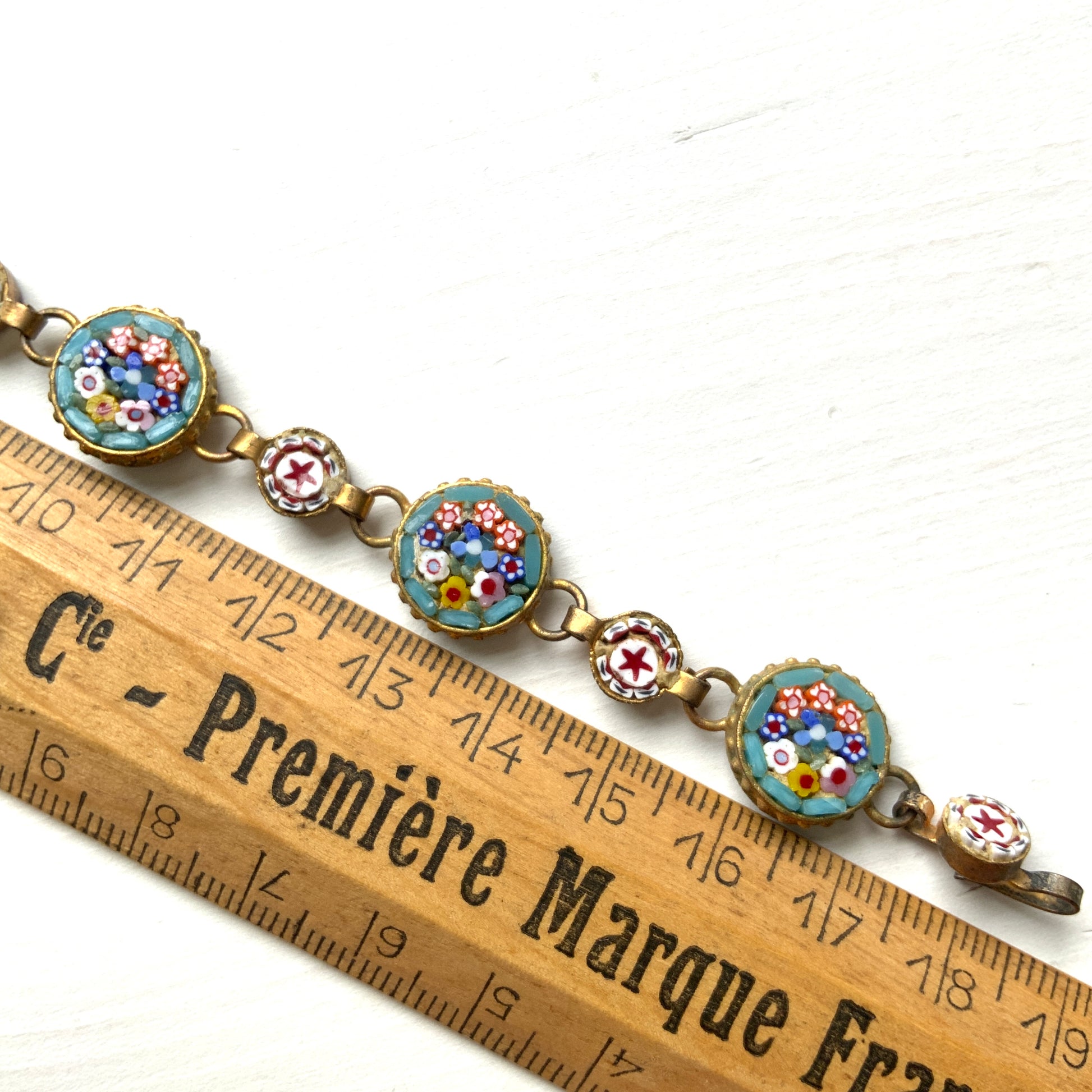 A bracelet featuring colorful floral and star-themed micro-mosaics. カラフルなお花と星のマイクロモザイク のブレスレット。