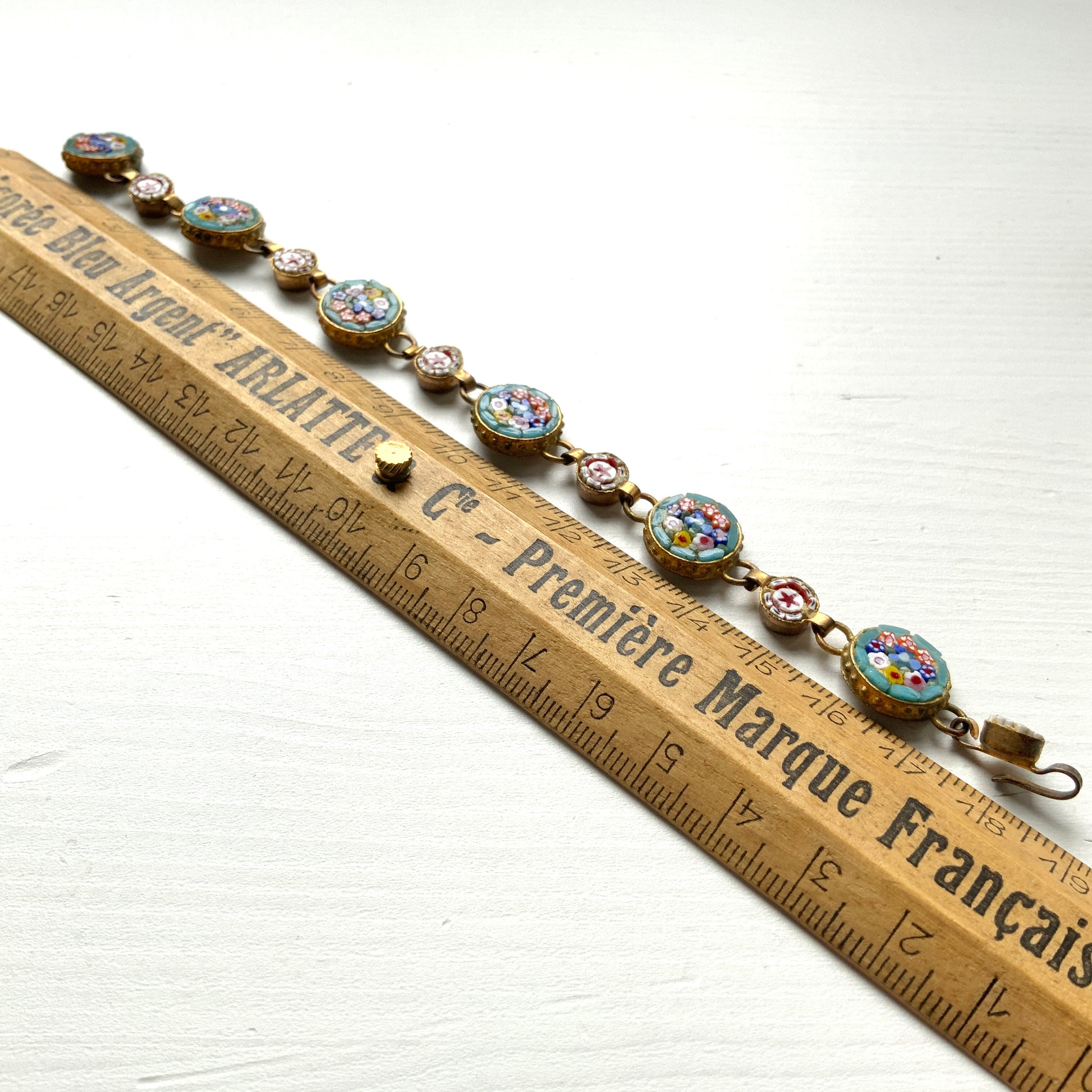 A bracelet featuring colorful floral and star-themed micro-mosaics. カラフルなお花と星のマイクロモザイク のブレスレット。