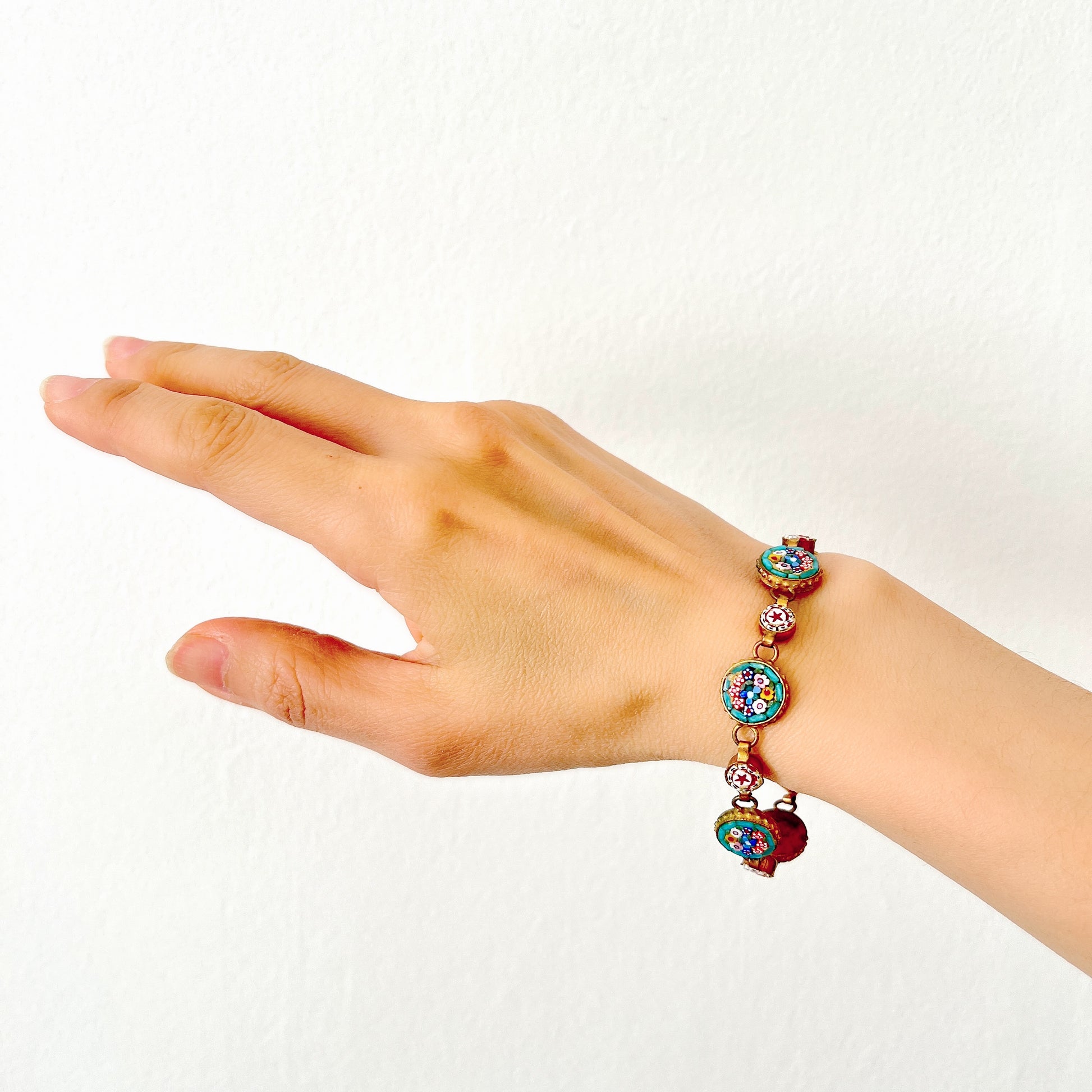 A bracelet featuring colorful floral and star-themed micro-mosaics. カラフルなお花と星のマイクロモザイク のブレスレット。