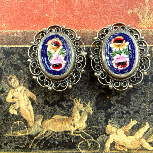 These clip-on earrings feature a beautifully detailed micro mosaic framed with silver-tone filigree that resembles delicate lace. シルバートーン のフィリグリーがまるでレースのように縁にあしらわれたマイクロモザイク のクリップイヤリング。