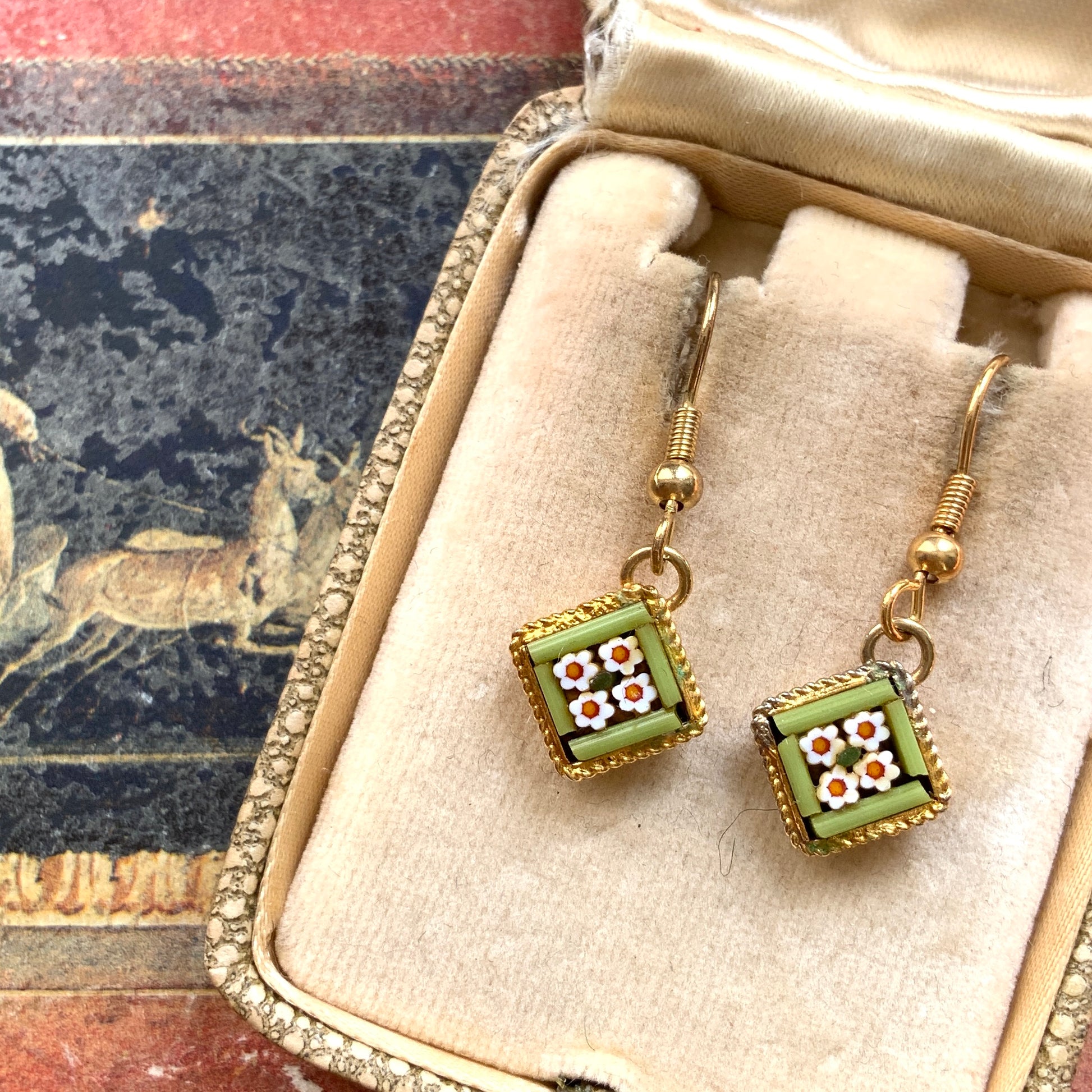 These charming micro mosaic earrings feature a petite diamond shape filled with daisy-like tiny flowers.  小さなダイヤモンド型にデイジー のような小さなお花がギュッと詰め込まれたかわいらしいマイクロモザイク のピアス。