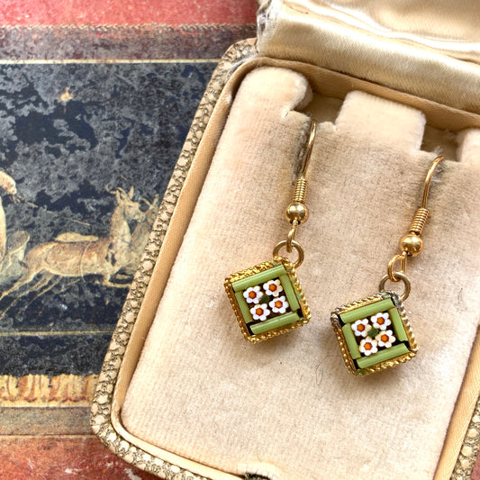 These charming micro mosaic earrings feature a petite diamond shape filled with daisy-like tiny flowers.  小さなダイヤモンド型にデイジー のような小さなお花がギュッと詰め込まれたかわいらしいマイクロモザイク のピアス。