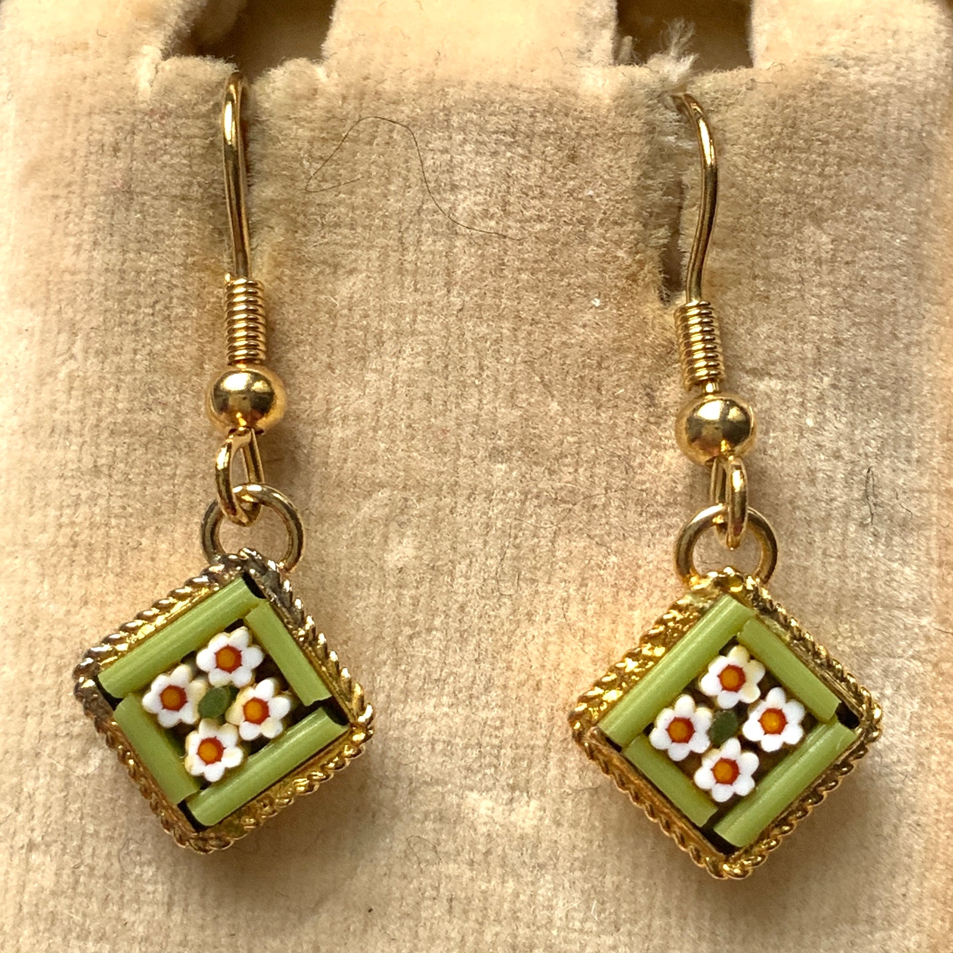 These charming micro mosaic earrings feature a petite diamond shape filled with daisy-like tiny flowers.  小さなダイヤモンド型にデイジー のような小さなお花がギュッと詰め込まれたかわいらしいマイクロモザイク のピアス。